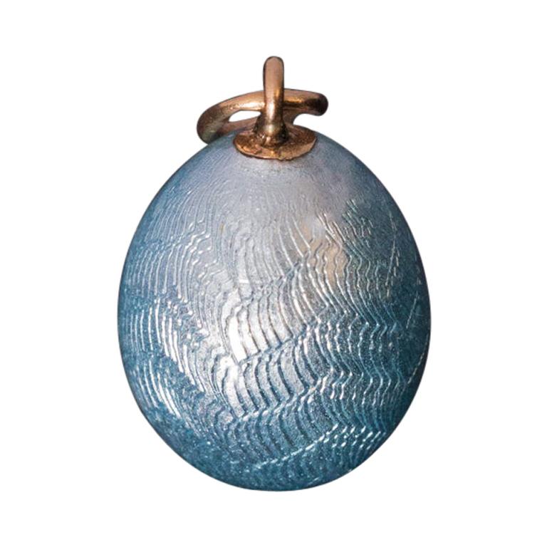 Pendentif ancien oeuf en or bleu russe émaillé de guillochis par Fabergé
