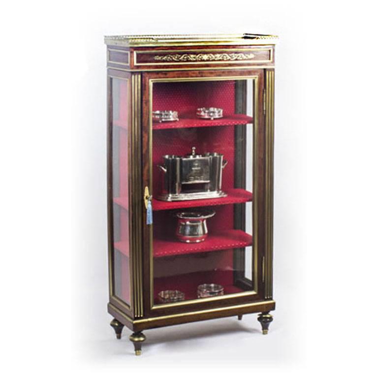 This is a wonderful high quality antique Russian mahogany cut brass inlaid and ormolu mounted display cabinet in neoclassical manner, late 19th century in date.

The top is inset with a deeply veined rouge marble and features a pierced brass