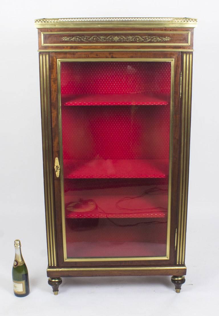Vitrine néoclassique russe ancienne incrustée de laiton:: 19ème siècle 13
