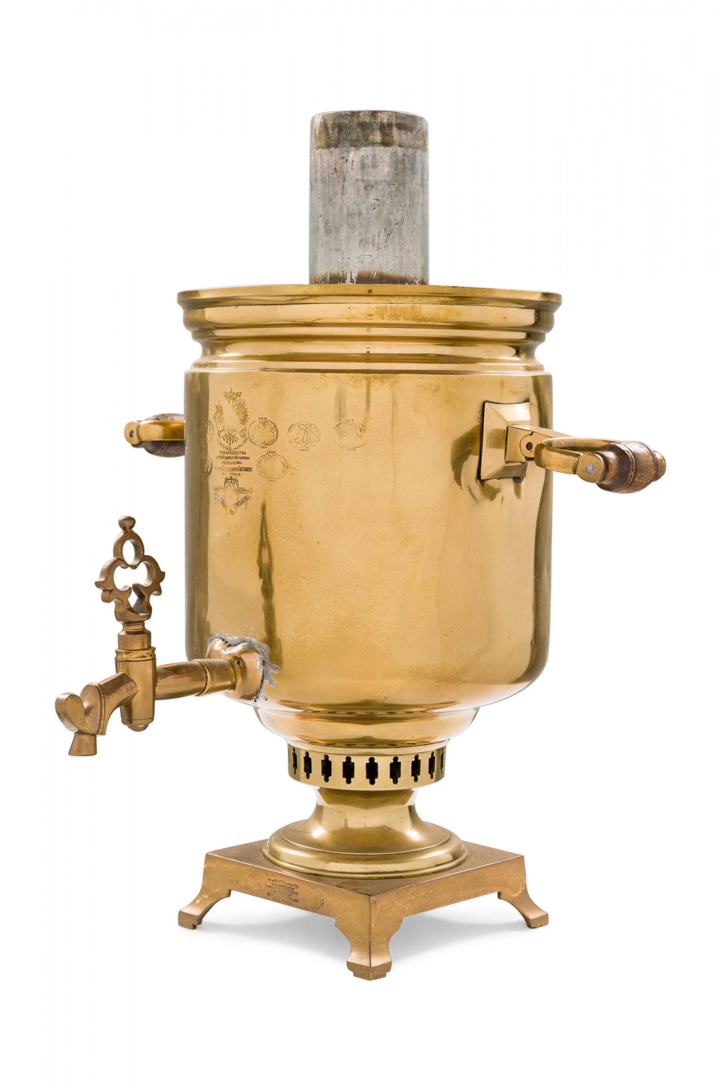 Samovar russe ancien en métal plaqué laiton en vente 3