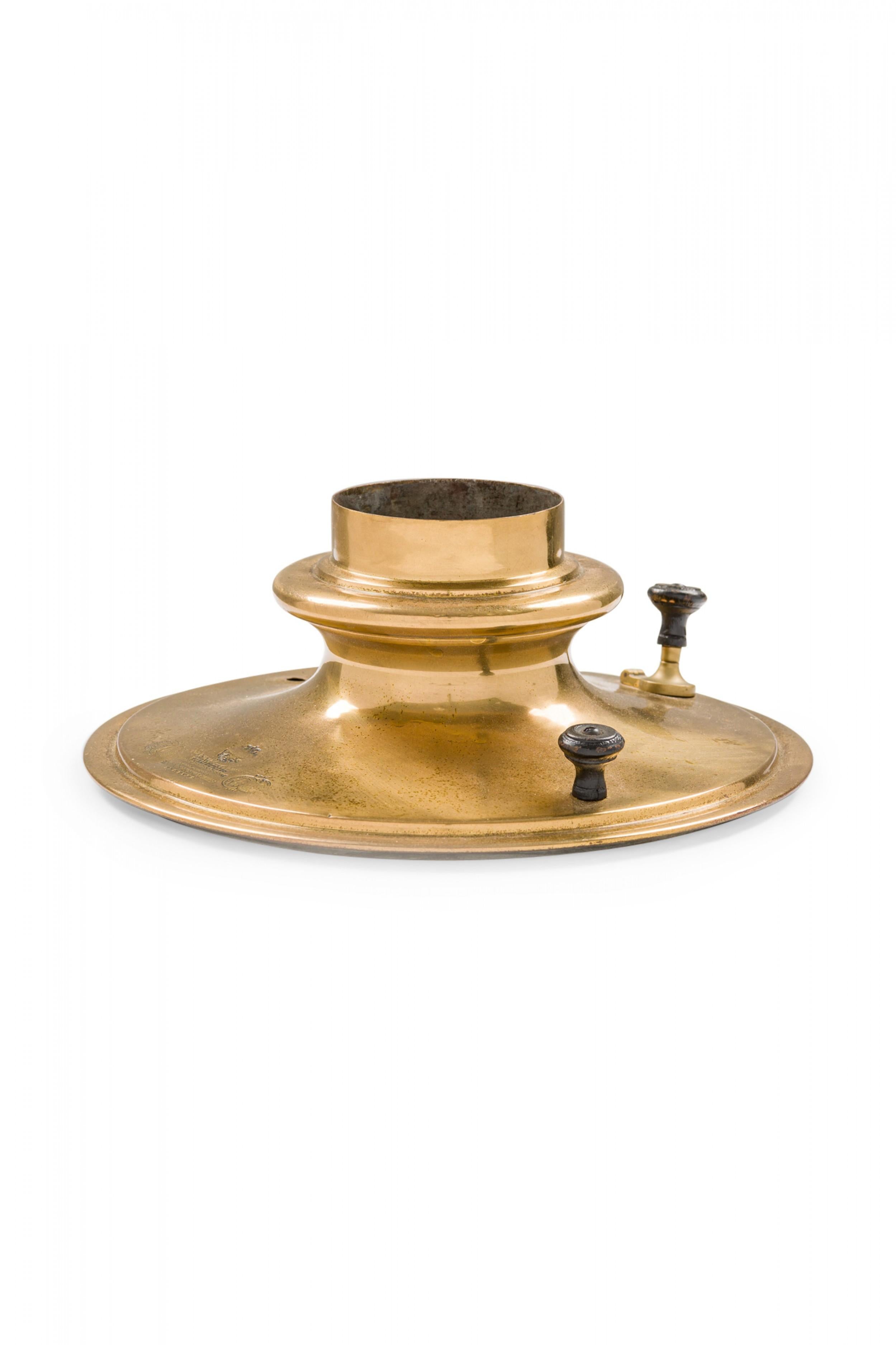 Samovar russe ancien en métal plaqué laiton en vente 6