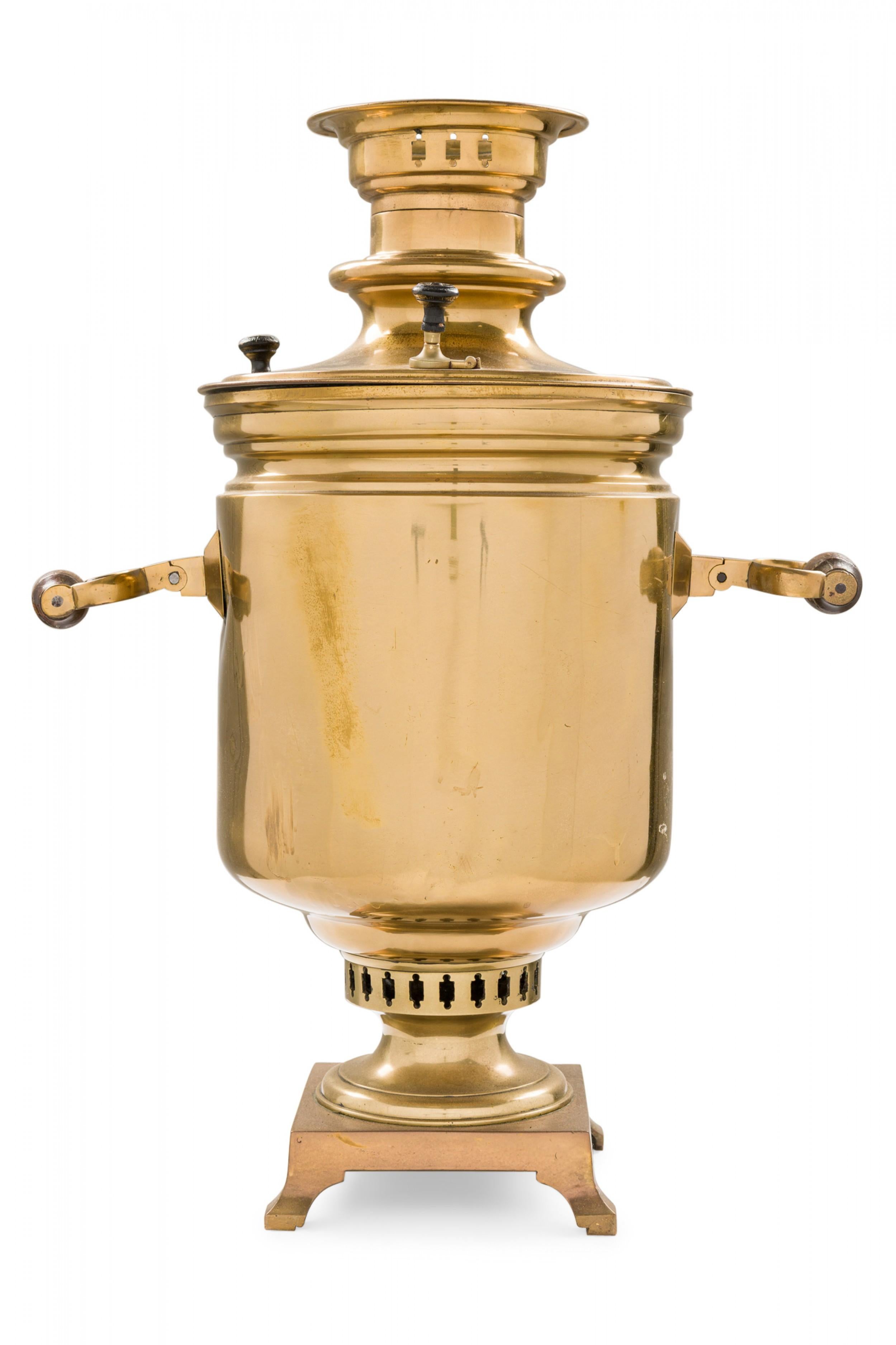 Samovar russe ancien en métal plaqué laiton en vente 7