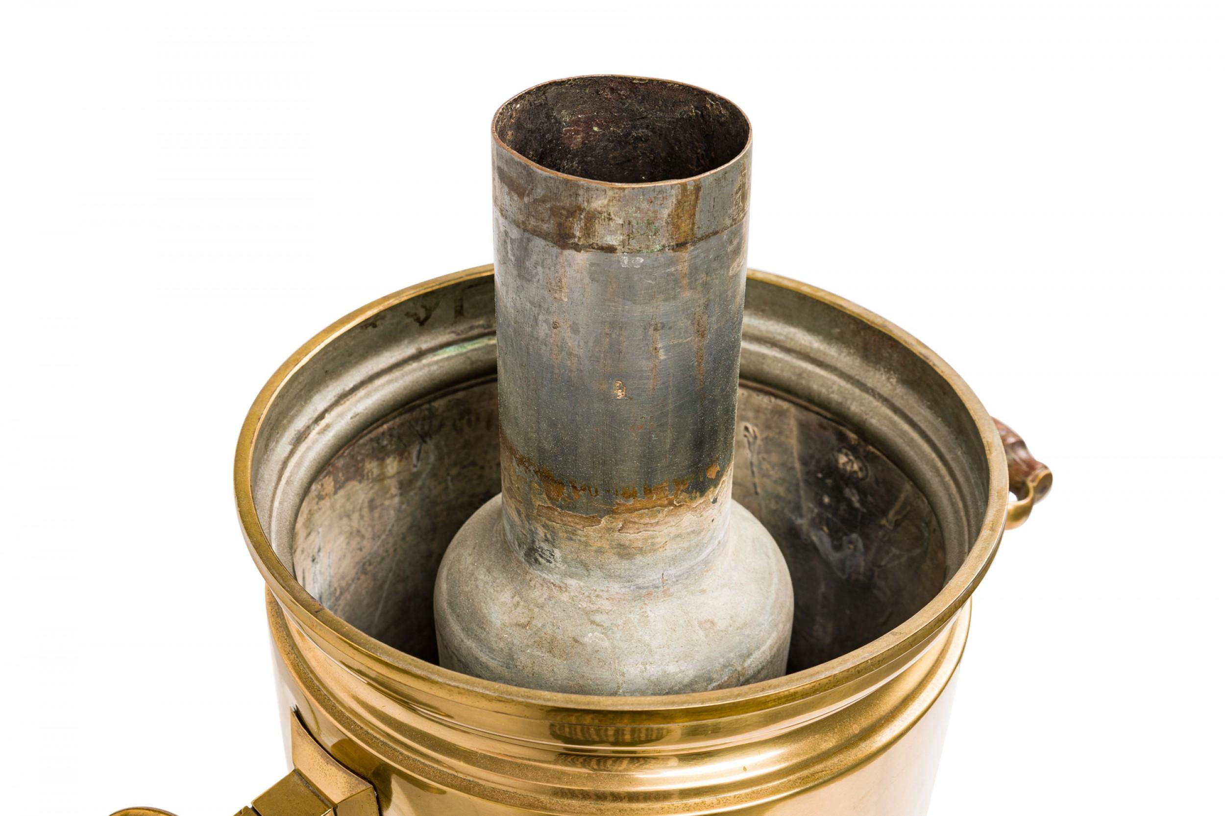 Samovar russe ancien en métal plaqué laiton en vente 11