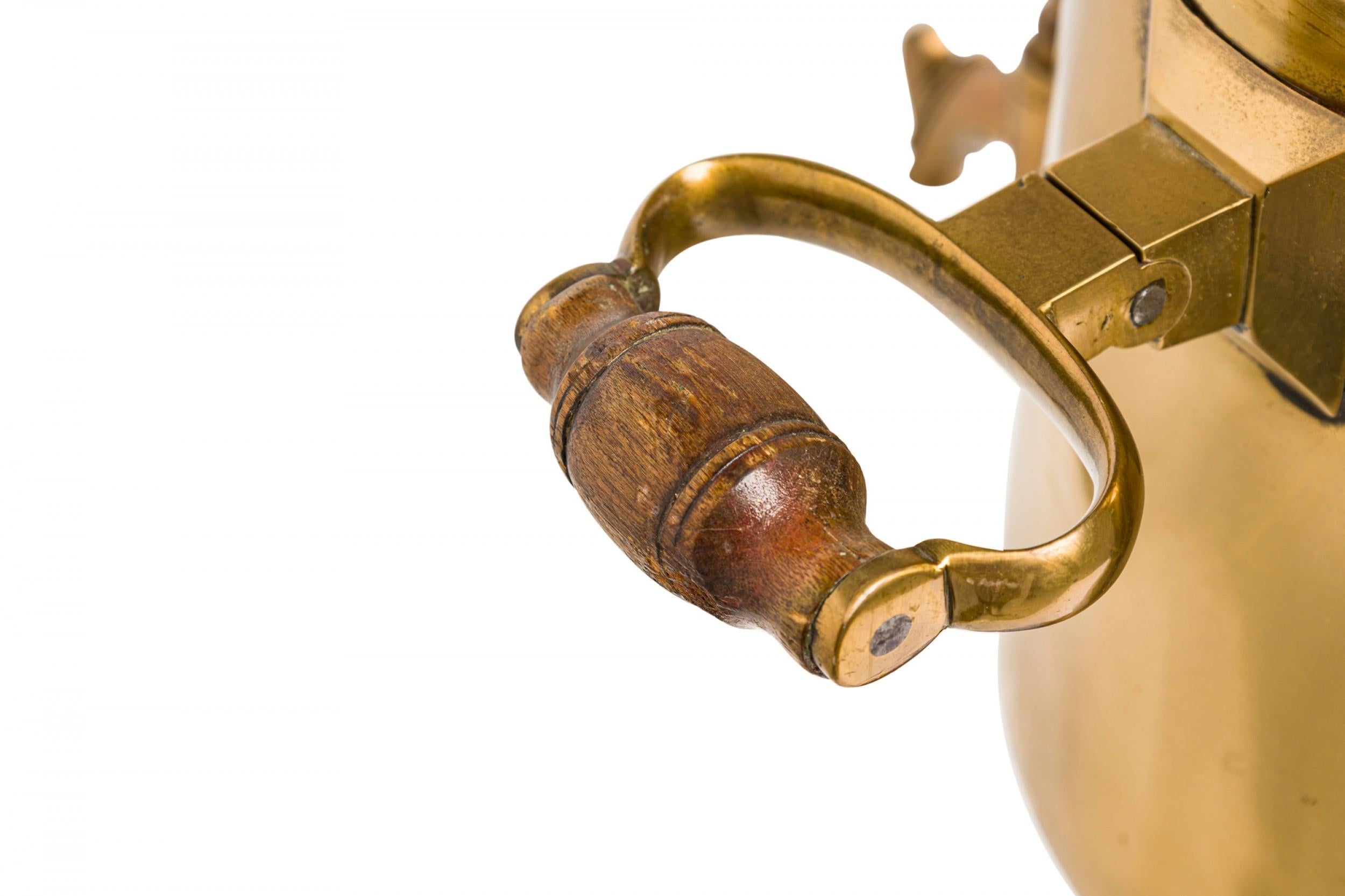 Baltique Samovar russe ancien en métal plaqué laiton en vente