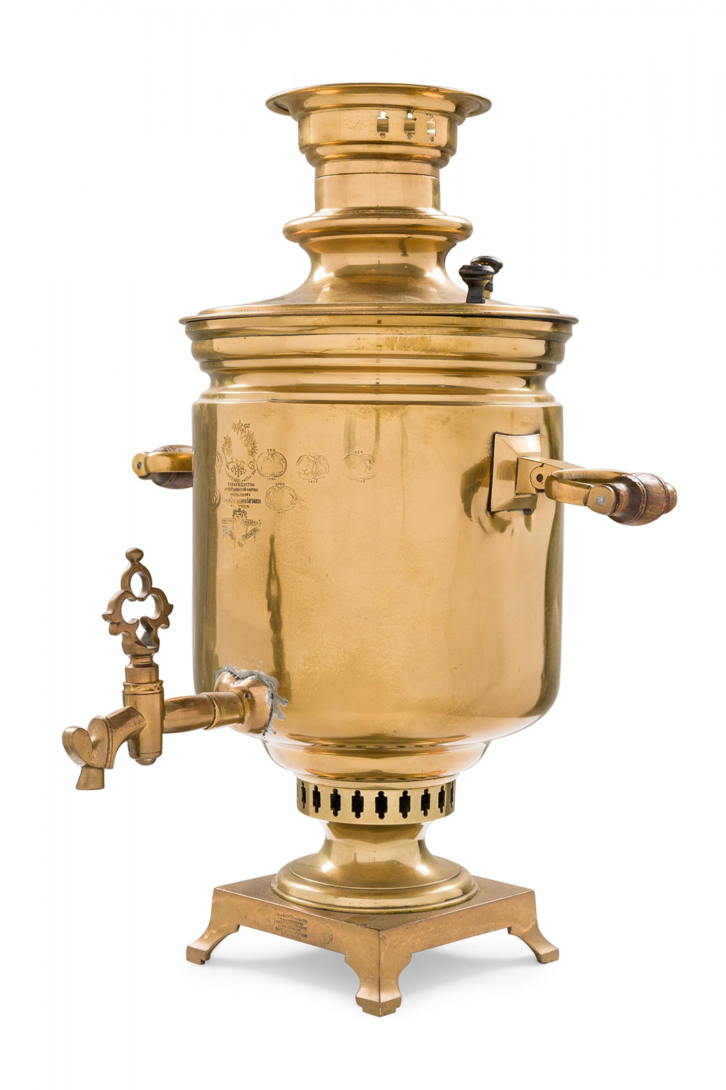 Samovar russe ancien en métal plaqué laiton Bon état - En vente à Queens, NY