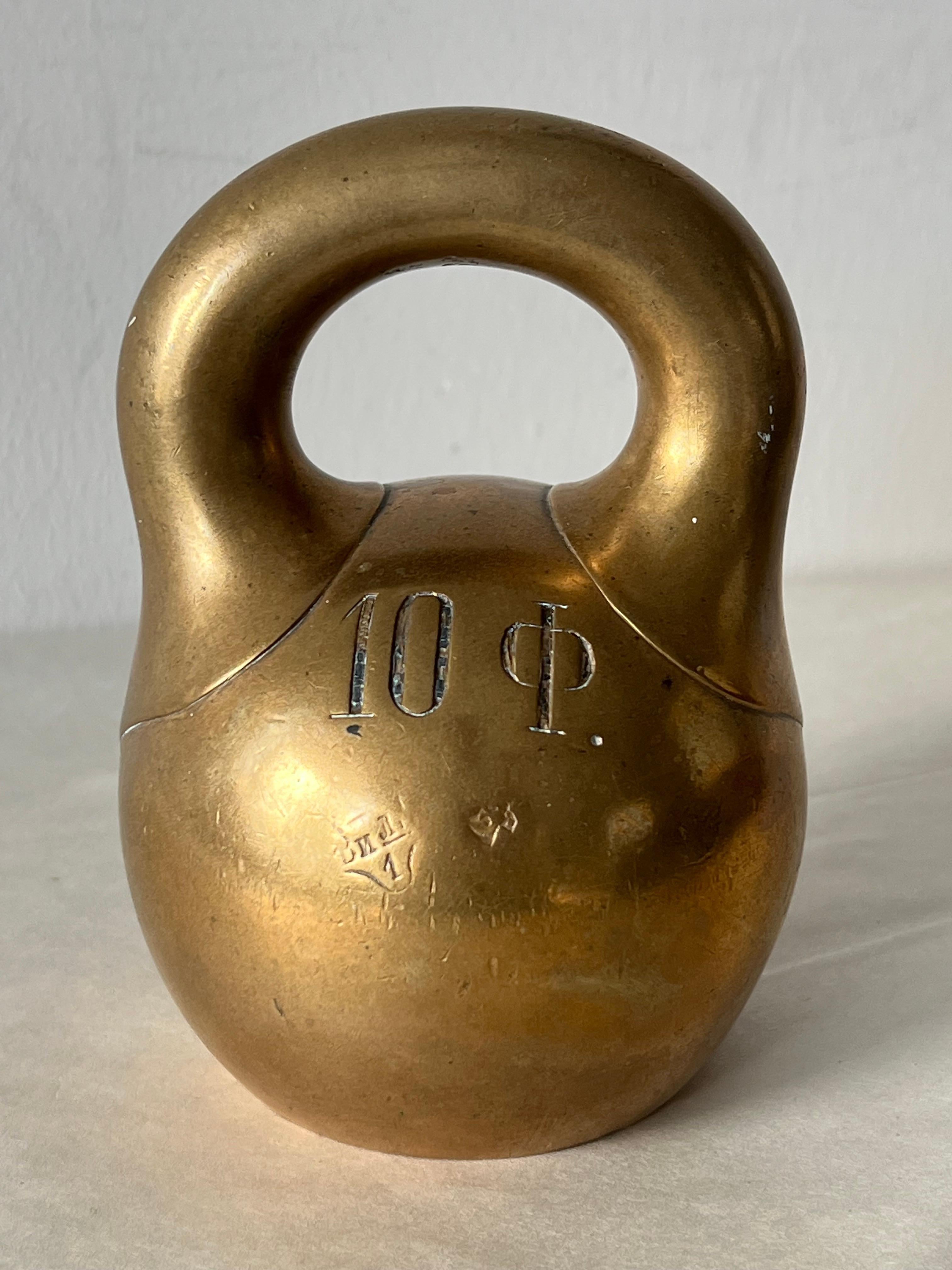 Ein seltenes und ungewöhnliches Objekt - verwenden Sie es als Briefbeschwerer oder für Übungen wie die traditionelle russische Kettlebell oder Girya. Gewichtseinheit aus Bronze - 10 Funts oder etwa 4 kg oder 9 Pfund. Wunderschön gemacht mit dem