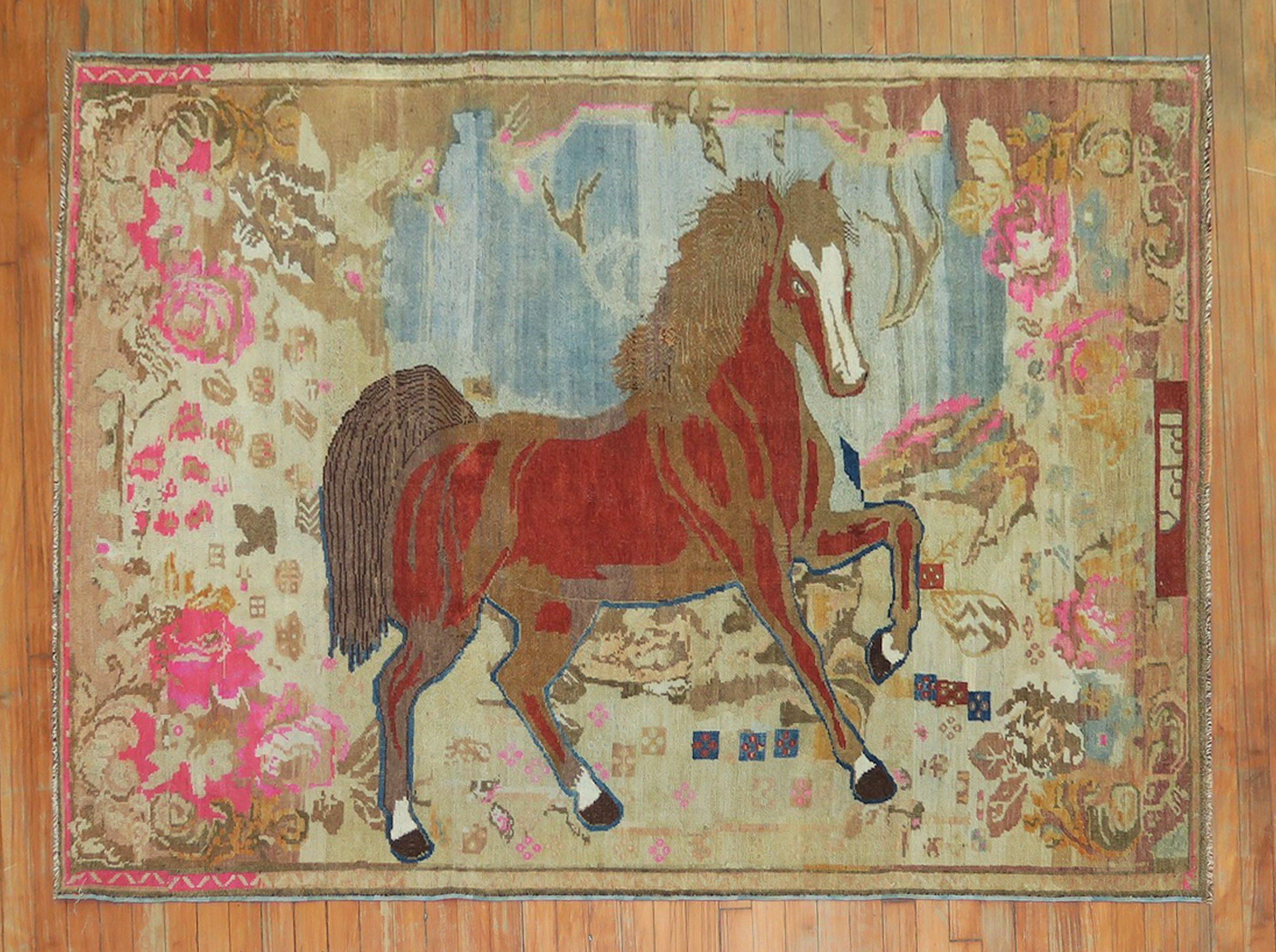 Merveilleux tapis pictural russe Karabagh, unique en son genre, représentant un grand, audacieux et beau cheval sur un fond floral avec des couleurs d'accentuation prédominantes en bleu clair, rose vif et brun. Les détails, la texture, la laine et