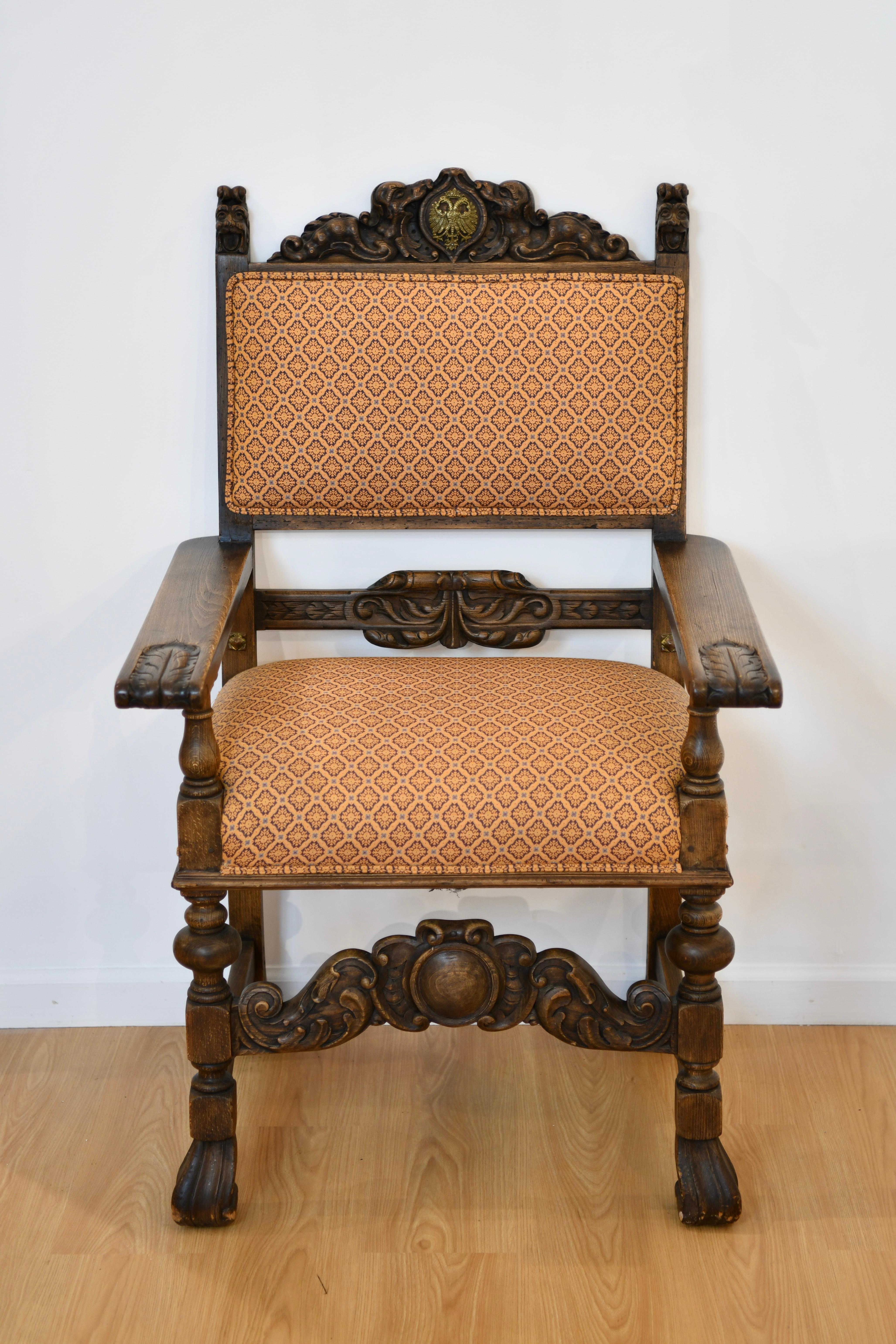 Ancienne chaise russe à trône abondamment sculptée et tapissée dans des tons neutres. Dimensions : 46 