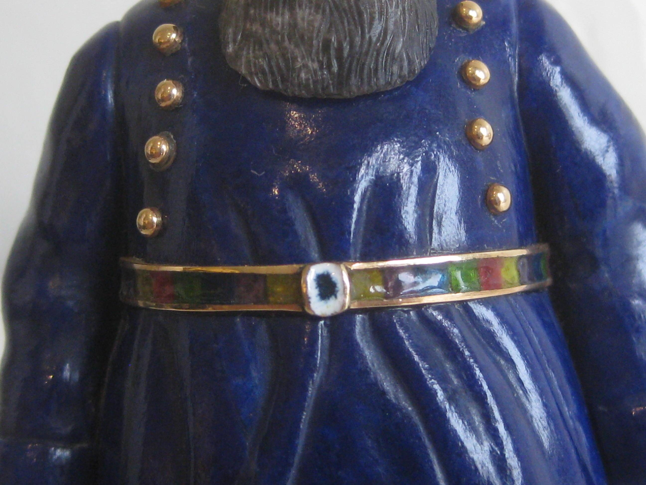 Russische geschnitzte Coachman-Figur aus 18 Karat Gold-Emaille und Lapis Lazuli, nach Fabergé im Zustand „Hervorragend“ im Angebot in San Diego, CA