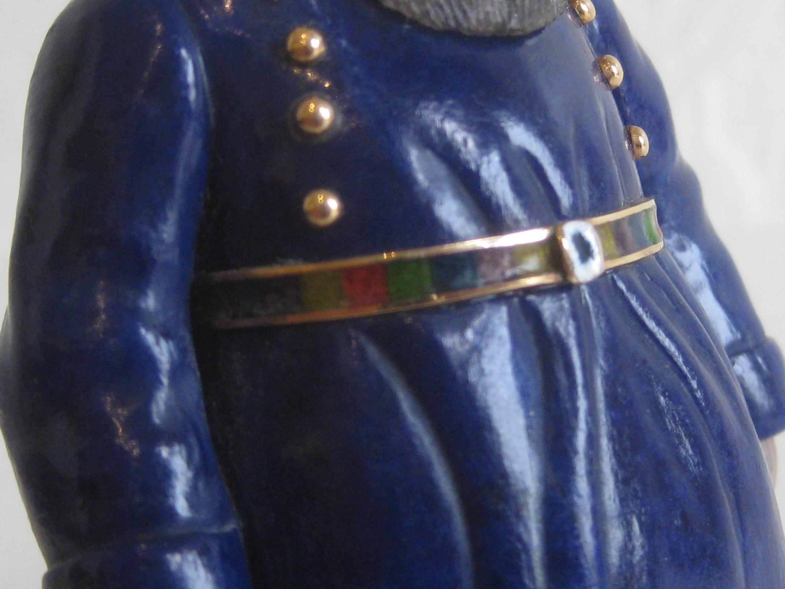 Figure de cavalier russe sculptée en or 18 carats, émail et lapis, à la manière de Fabergé Excellent état - En vente à San Diego, CA