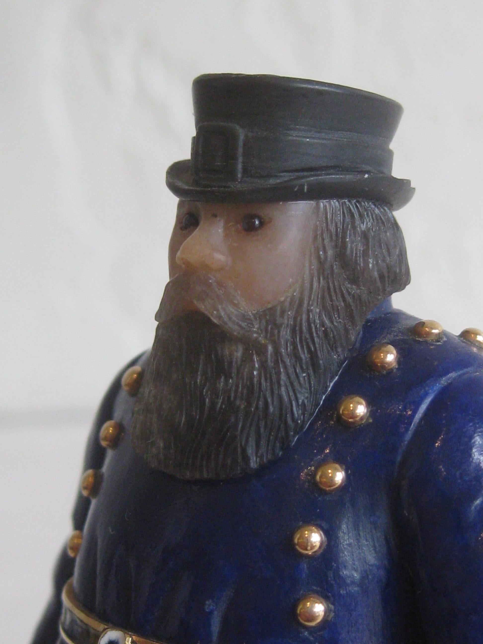 Russische geschnitzte Coachman-Figur aus 18 Karat Gold-Emaille und Lapis Lazuli, nach Fabergé im Angebot 1