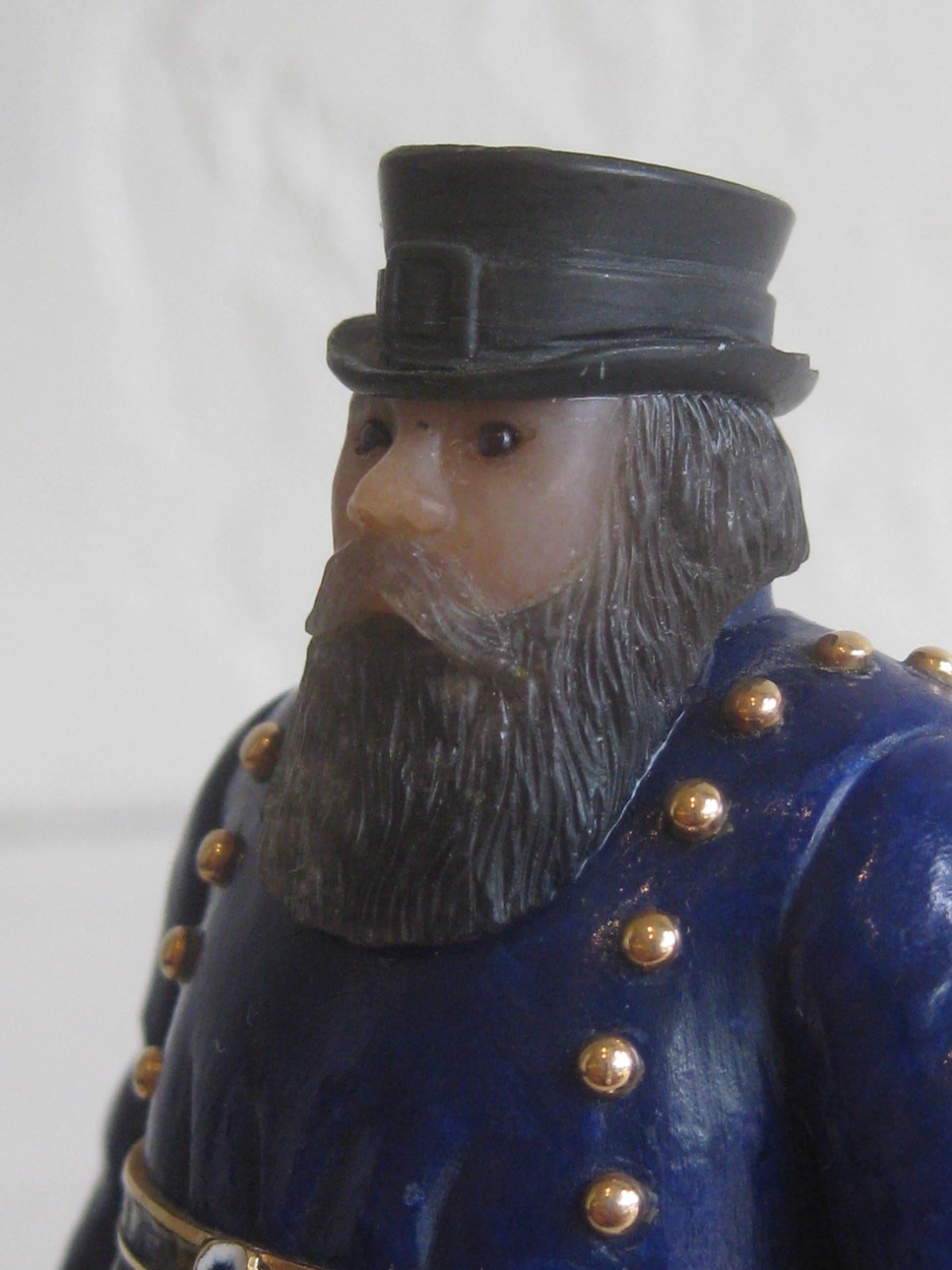 20ième siècle Figure de cavalier russe sculptée en or 18 carats, émail et lapis, à la manière de Fabergé en vente