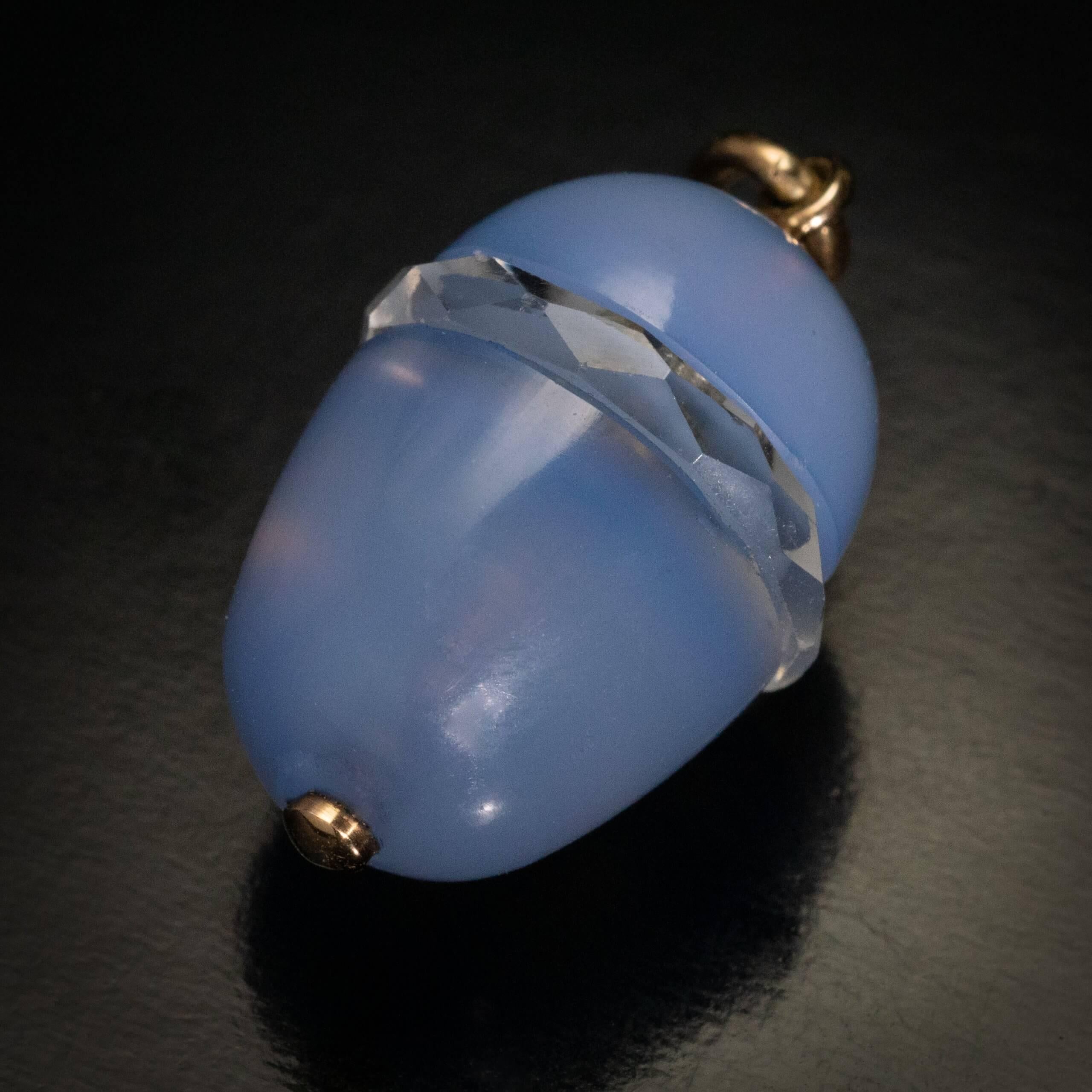 circa 1900

Questo antico ciondolo russo a forma di uovo montato in oro è formato da due metà di calcedonio blu grigiastro separate da una fascia di cristallo di rocca sfaccettato.

Marcato con le iniziali del produttore 