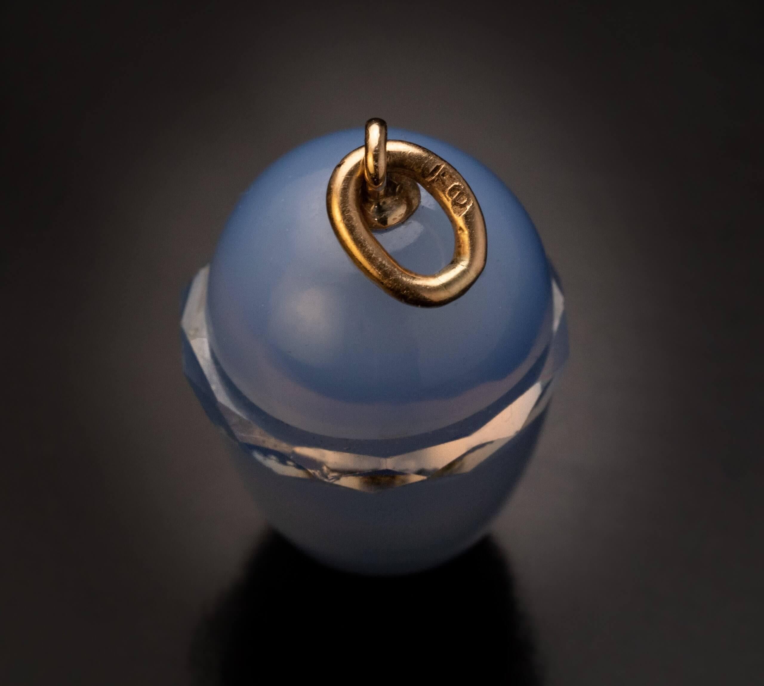 Cabochon Antico ciondolo a forma di uovo in cristallo di rocca di calcedonio russo, c.1900 in vendita