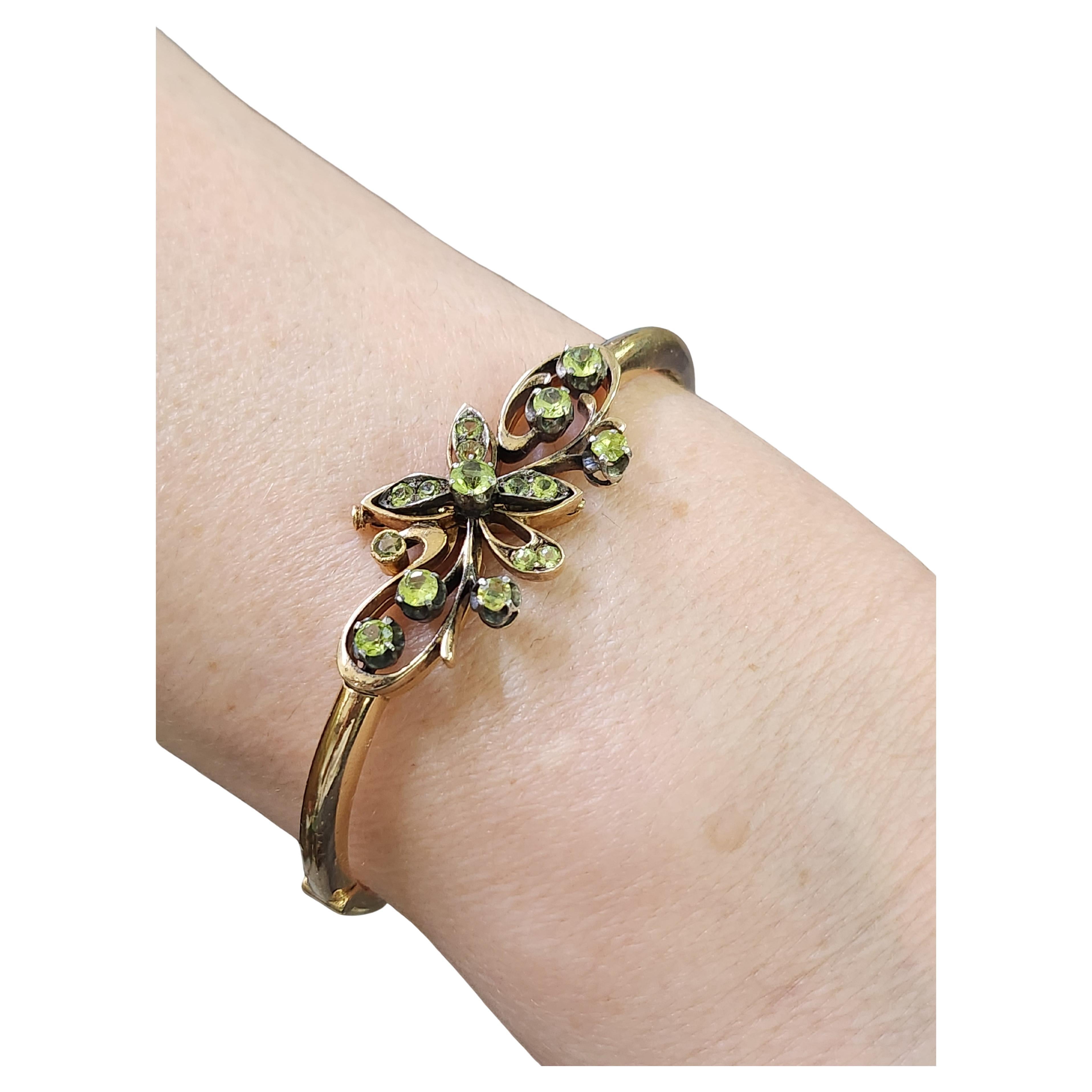 Antiguo brazalete ruso de oro de 14 quilates  rematado con demantoide verde con un peso total de oro de 14 gramos hall marcado 56 imperial gold standards y marca inicial del fabricante brazalete wedith 6cm 
