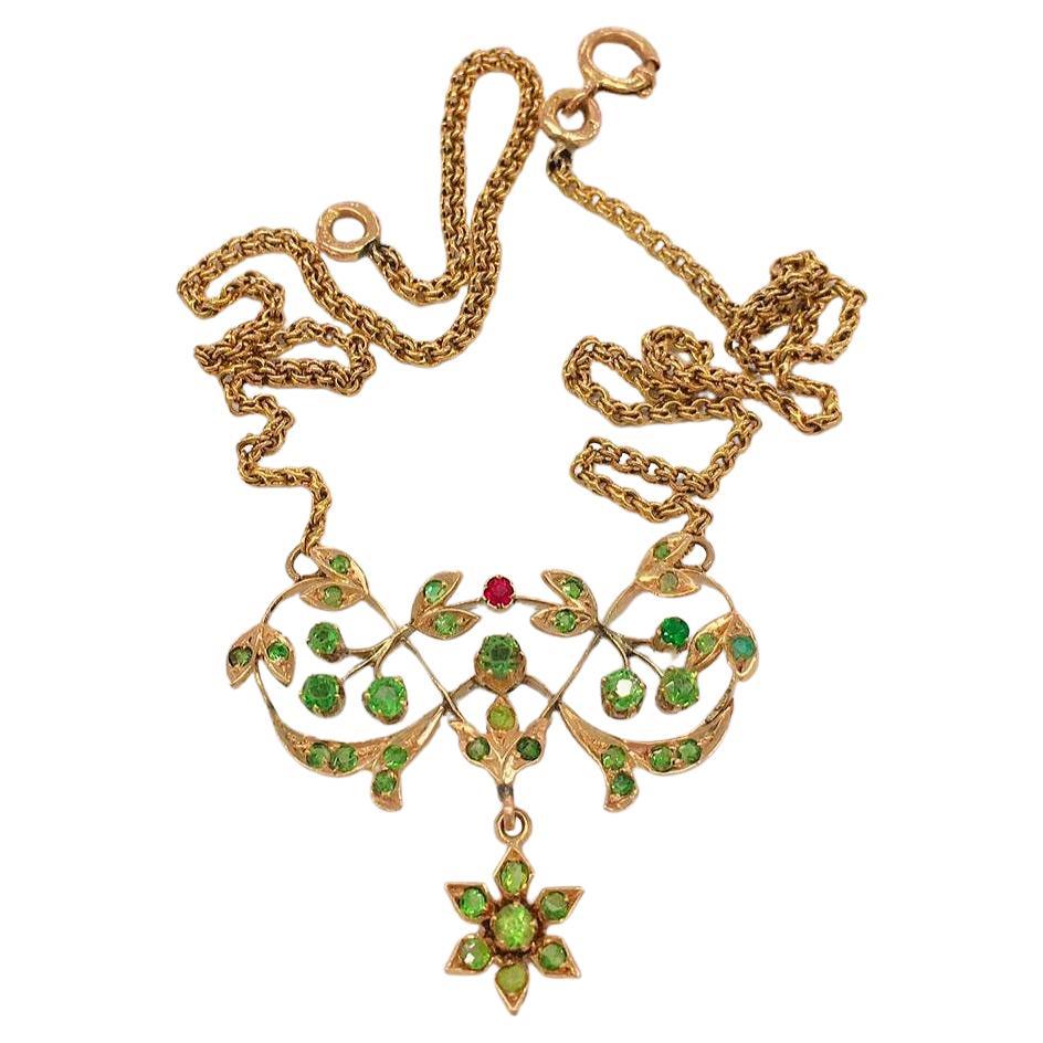 Collar ruso antiguo de oro de 14 quilates de estilo artnovo con piedras demantoides verdes rusas sujetas con cadena rusa antigua original de 14 quilates marcada con el número 56 del patrón imperial ruso de oro y con la marca de ensayo y la inicial
