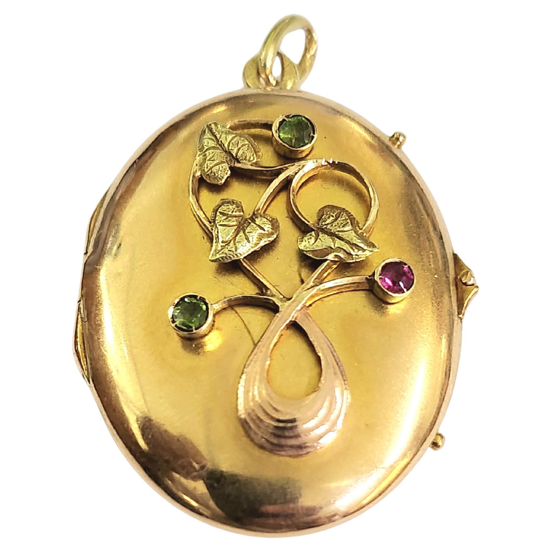 Antique 1900s impérial russian era locket pendentif 10.50 grams 14k gold decorted with green demantoid stones hall marked 56 imperial russian gold standard and intial maker mark in cyrtlic alphabet 