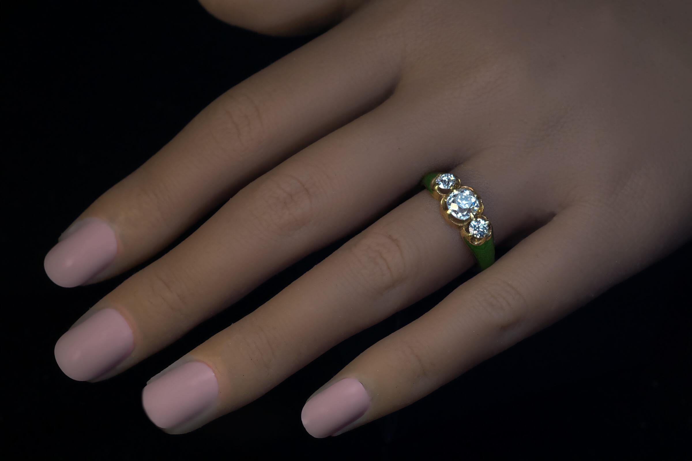 Hergestellt in Russland im Jahr 1860.  Dieser seltene, früh datierte russische Goldring weist drei strahlend weiße und funkelnde Diamanten im Altminenschliff auf. Die Schultern des Rings sind mit grüner, durchscheinender Emaille verziert.  Das