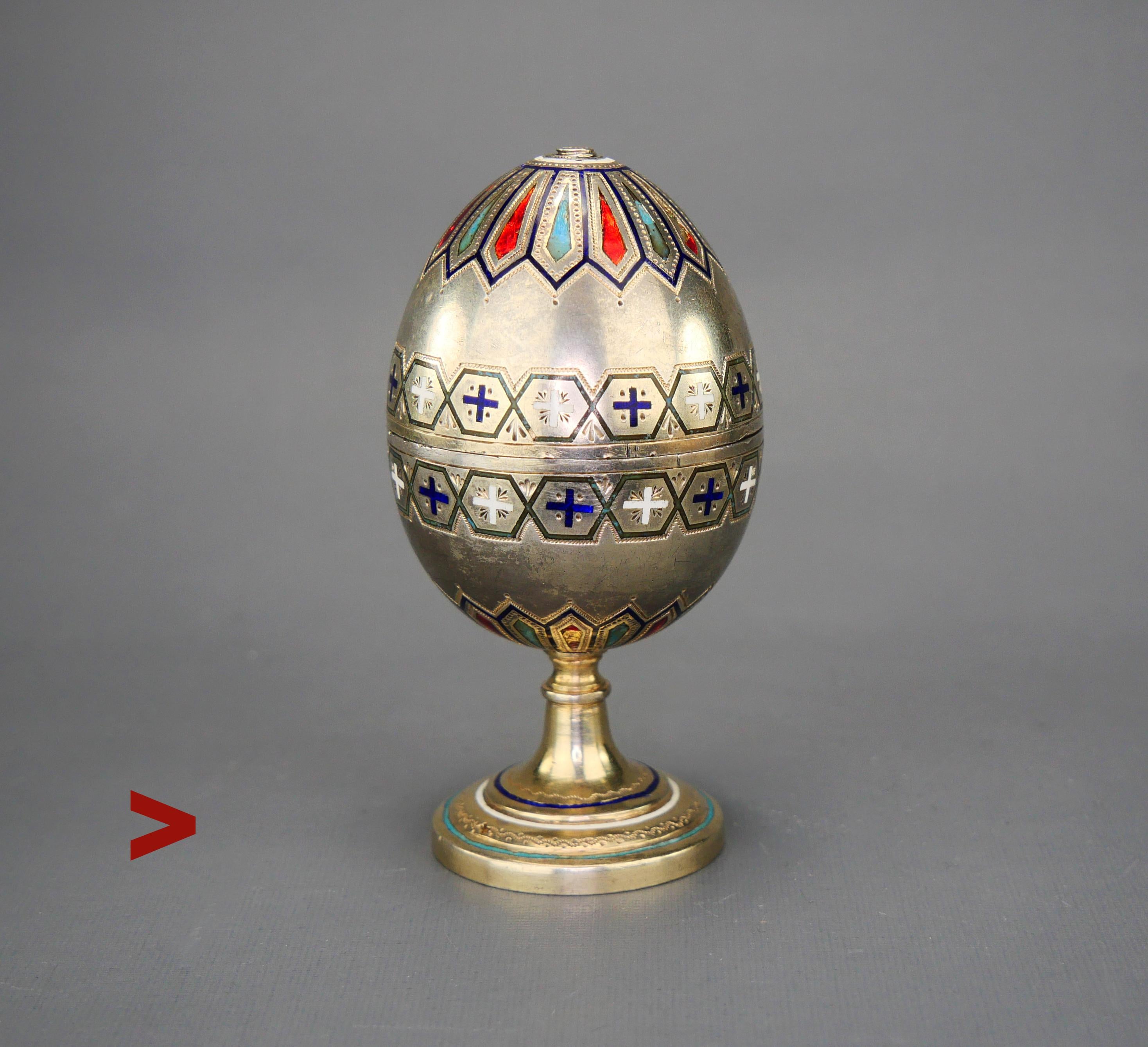 Oeuf de Pâques russe en argent et émail champlevé, avec intérieur doré,  marques de maître d'œuvre de  Андрей  Брагин / Andrei Bragin ( actif 1852 - 1908 ) , 