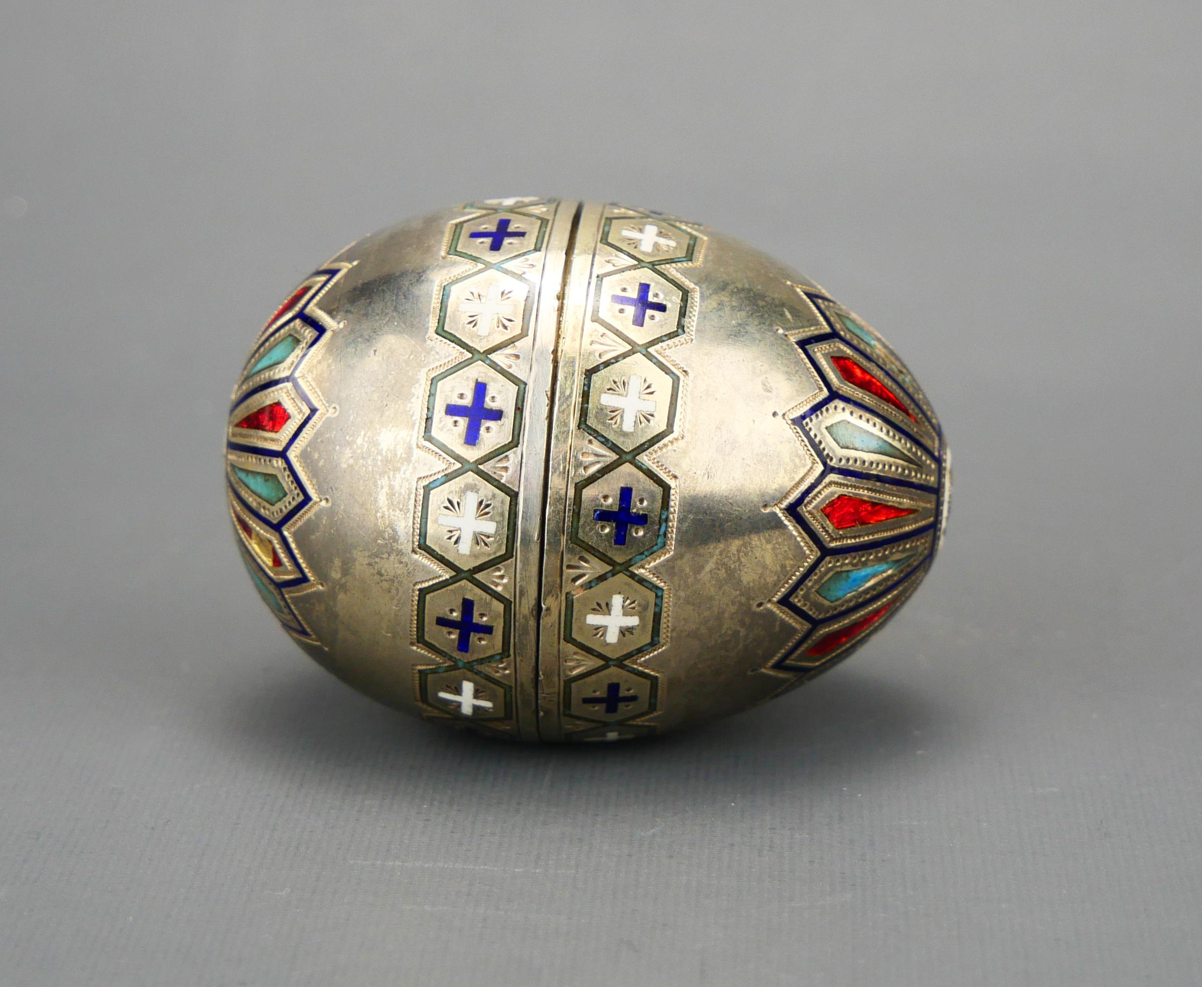 Moderne Oeuf de Pâques russe ancien A.Bragin 88 en argent et émail champlevé / 104gr en vente