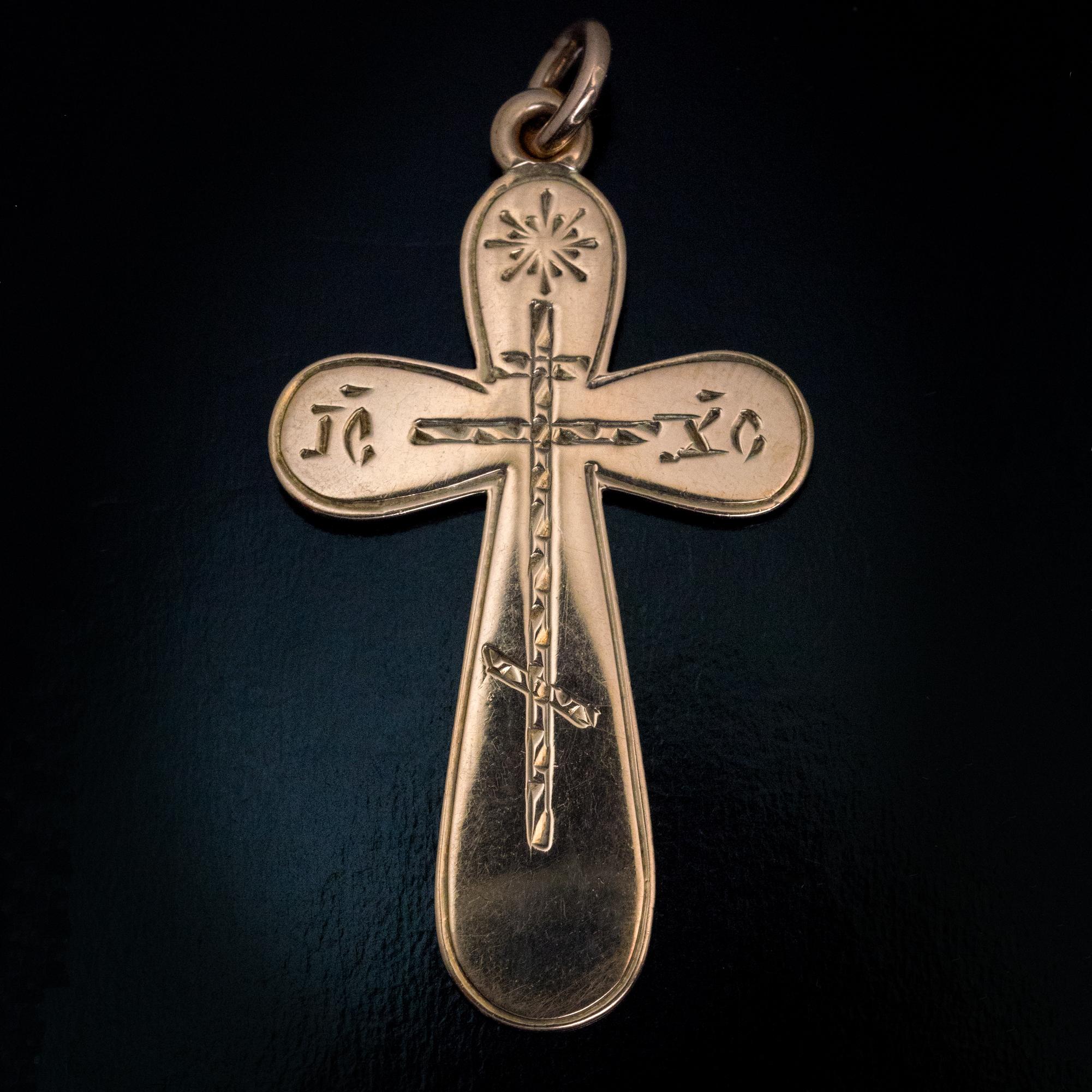 Pendentif russe ancien en forme de croix en or gravé Bon état - En vente à Chicago, IL