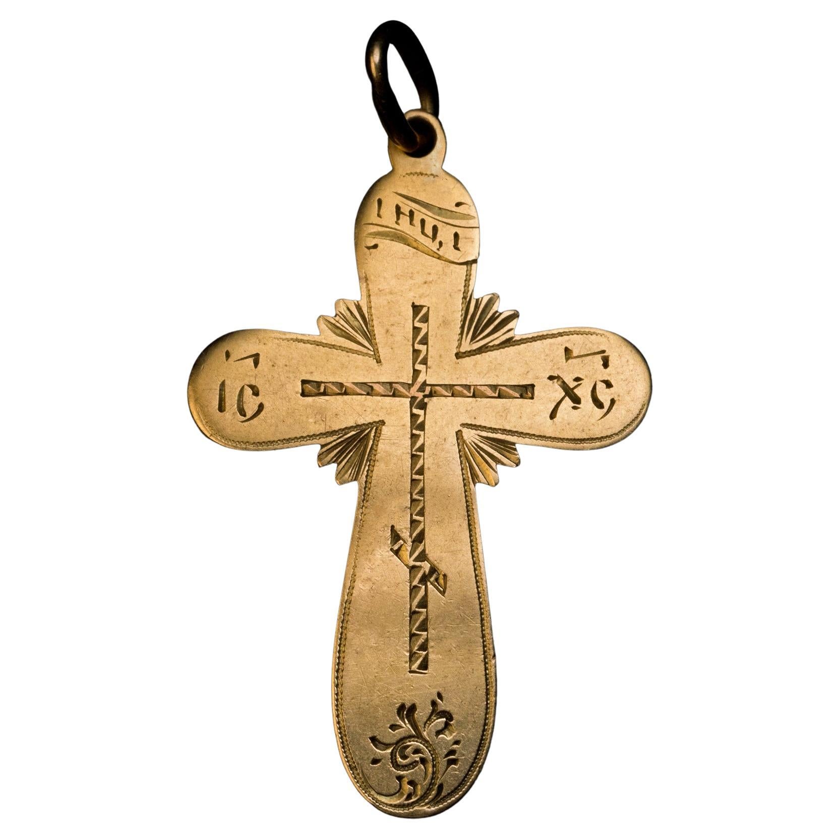 Pendentif russe ancien en forme de croix en or gravé en vente