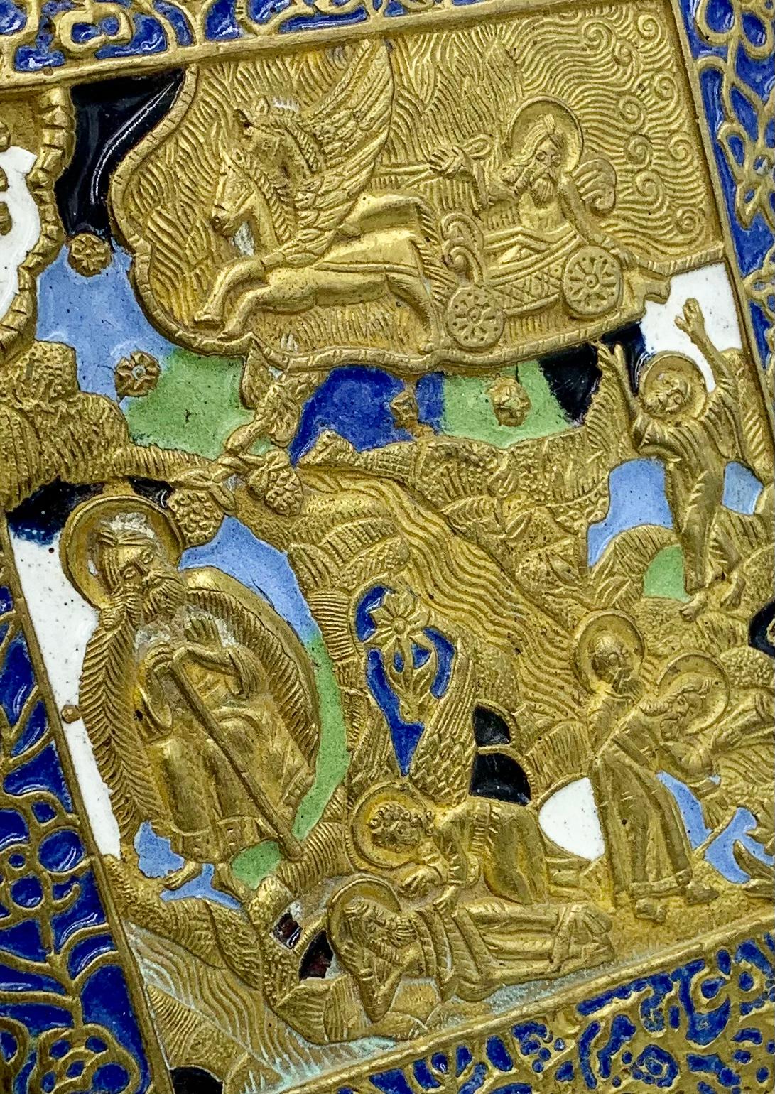Eine seltene russische fünffarbige polychrom emaillierte Bronze-Reiseikone, die Szenen aus dem Leben des Propheten Elias einschließlich der feurigen Himmelfahrt darstellt. Die Umrandung aus kornblumenblauem Email und verschlungenen Blattelementen