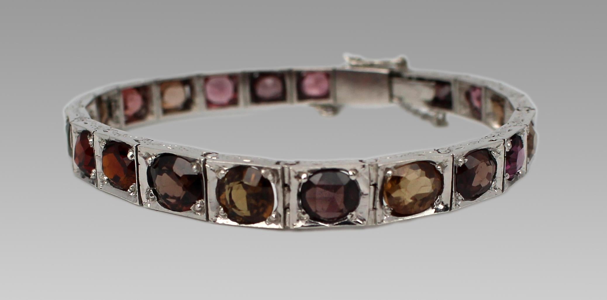 Pulsera rusa antigua de plata grabada con granate y turmalina Ruso en venta