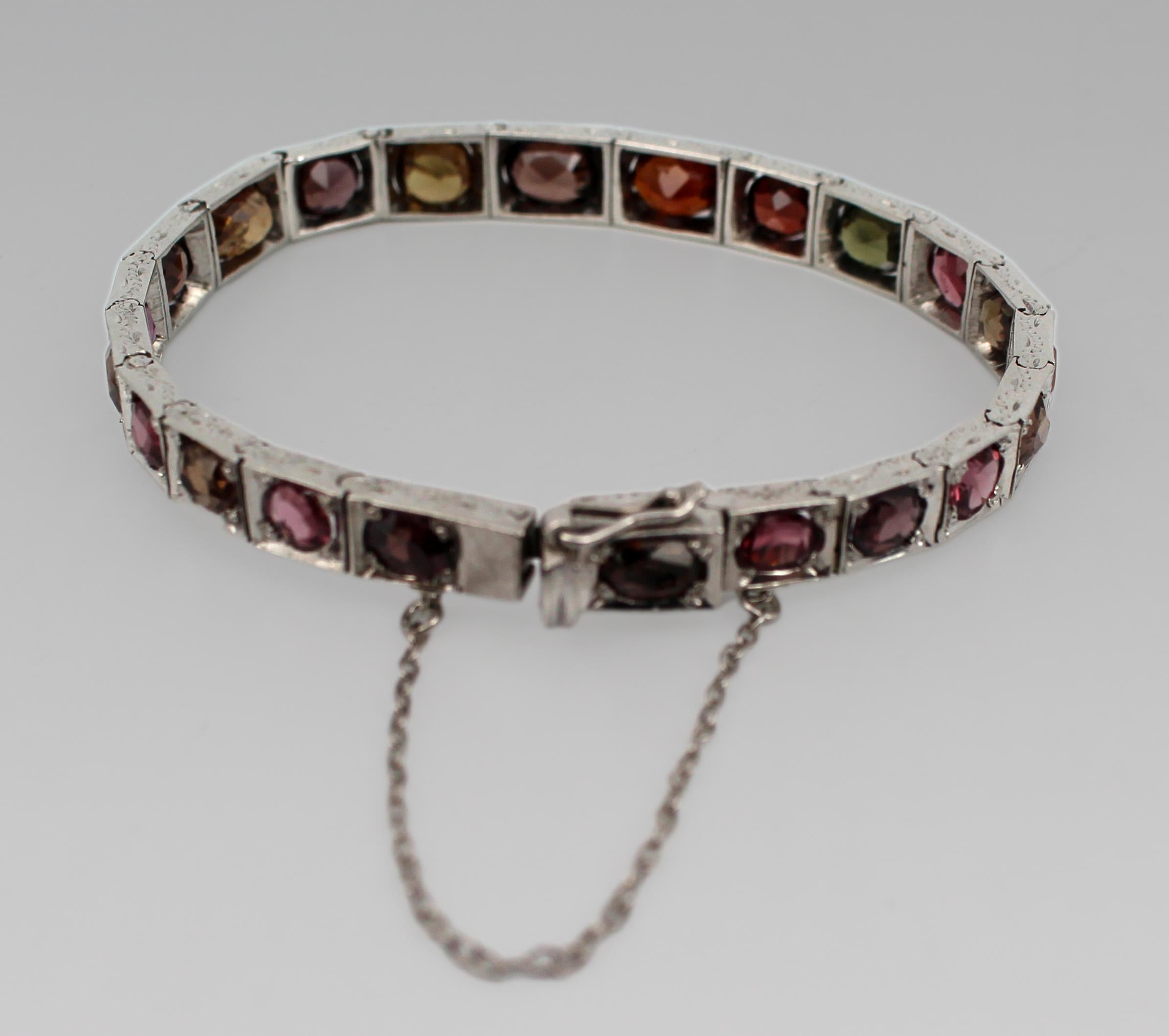 Pulsera rusa antigua de plata grabada con granate y turmalina en venta 1