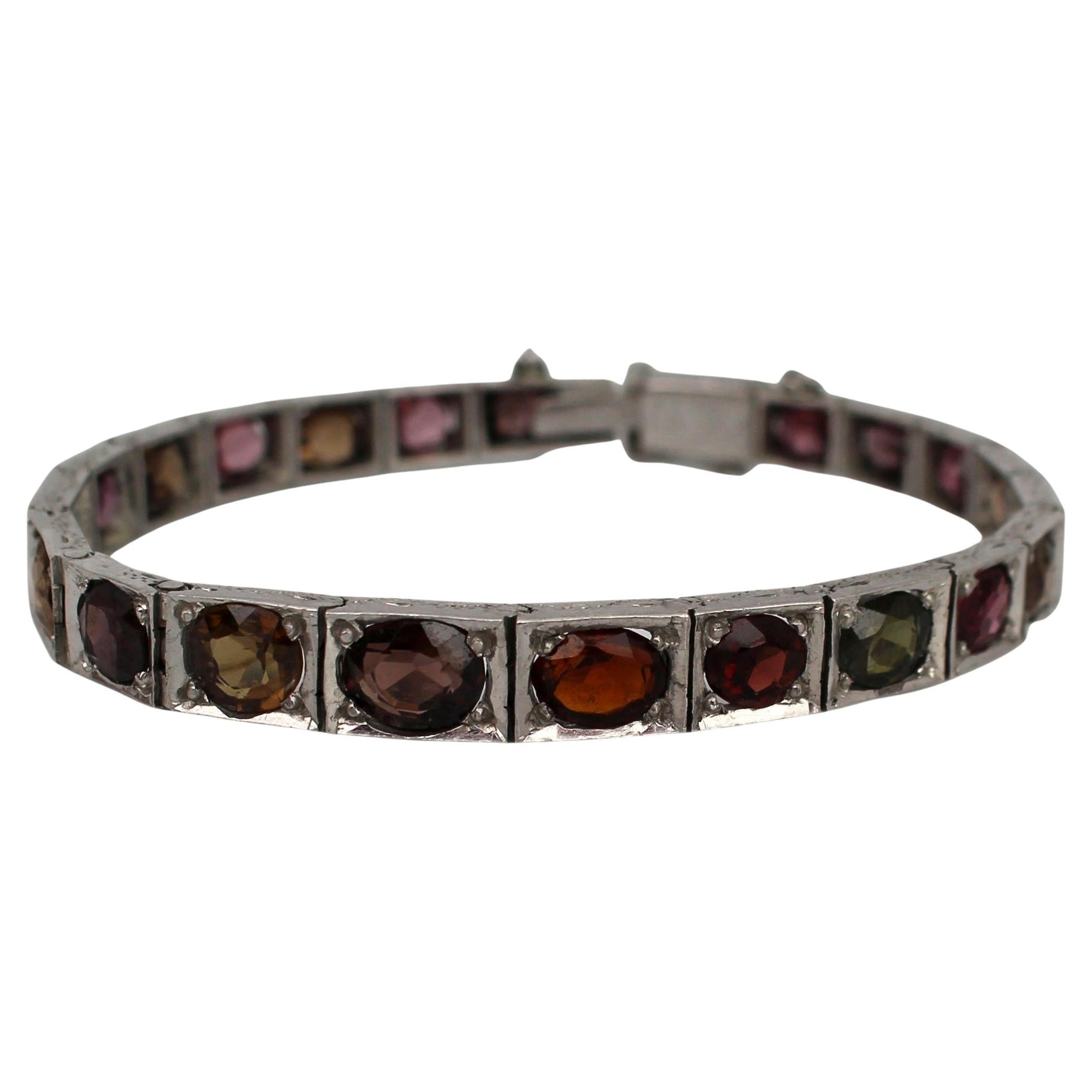 Pulsera rusa antigua de plata grabada con granate y turmalina en venta