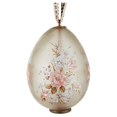 Antiguo huevo ruso de cristal con decoración esmaltada