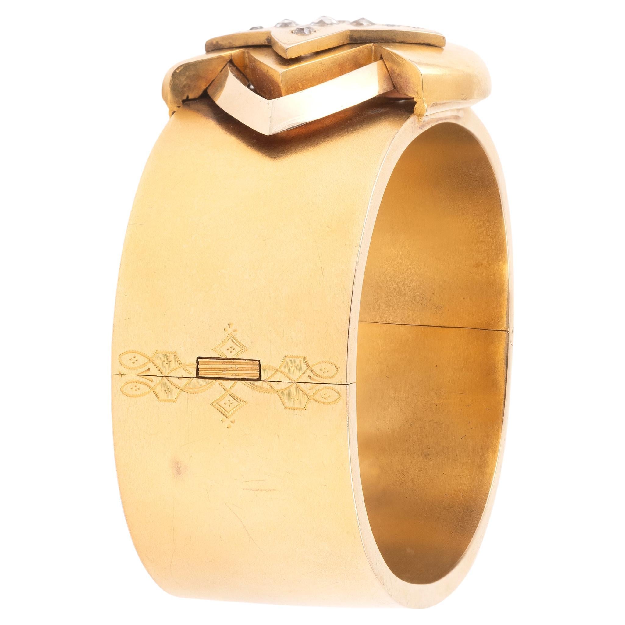 Un bracelet en diamants et or jaune 14K mat et poli avec un compartiment secret circa 1890. Travaux d'analyse russes.
Poids brut : 46,80 gr. 
Tour de poignet : 16,5 cm.