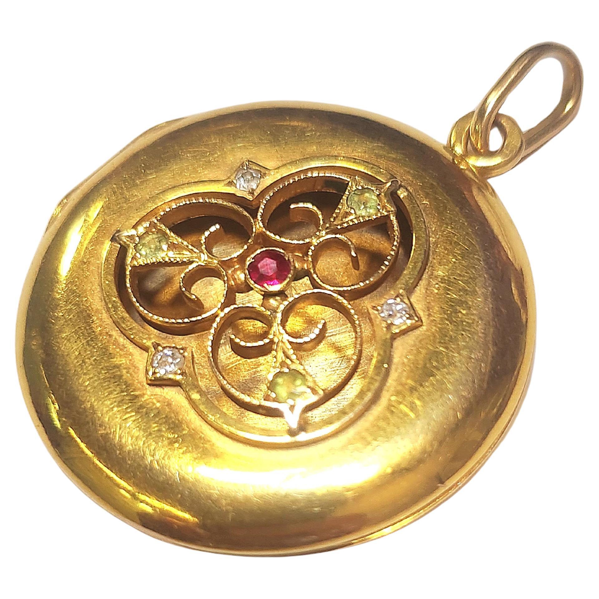 Antike kaiserlich russische Ära 14k Gold Medaillon Anhänger in offener Arbeit Stil dekortiert mit Demantoid Rubin und Diamanten insgesamt Medaillon Länge 5cm insgesamt Gold Gewicht 9 Gramm