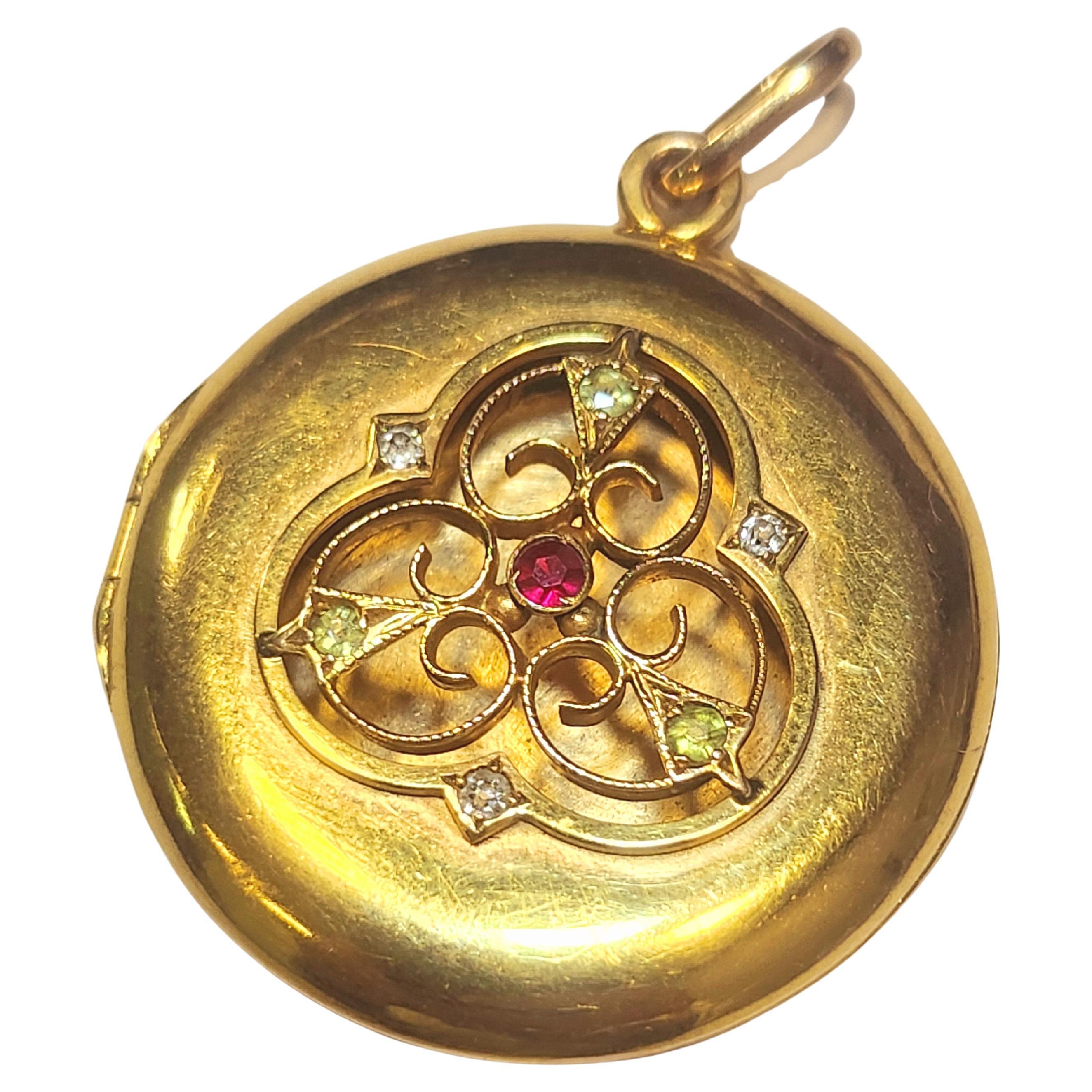 Antique Russian Gold Locket Pendant In Good Condition For Sale In Cairo, EG
