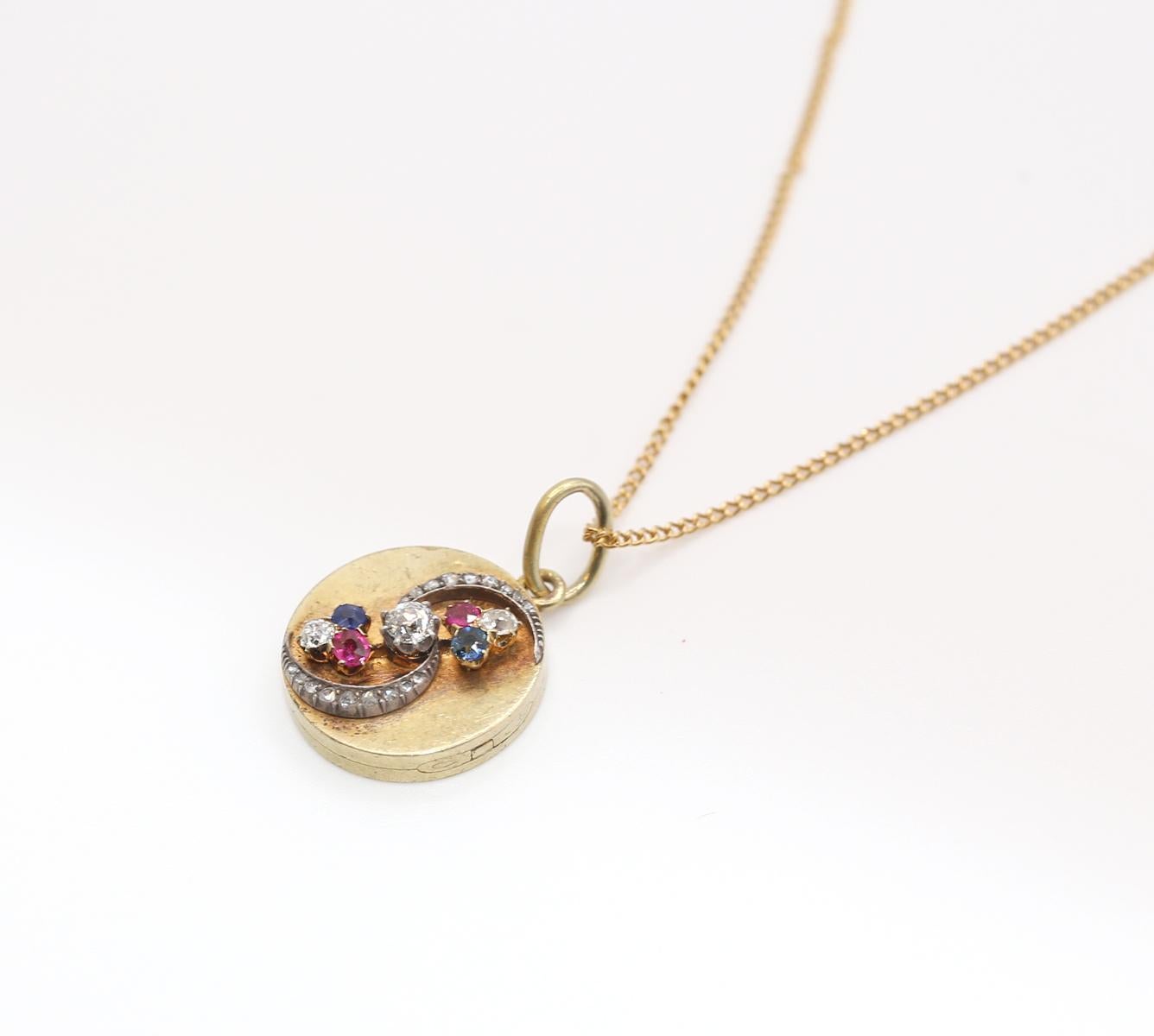 Antique Russian Gold Locket Pendant with FW Hallmark, 1910 In Good Condition For Sale In Herzelia, Tel Aviv