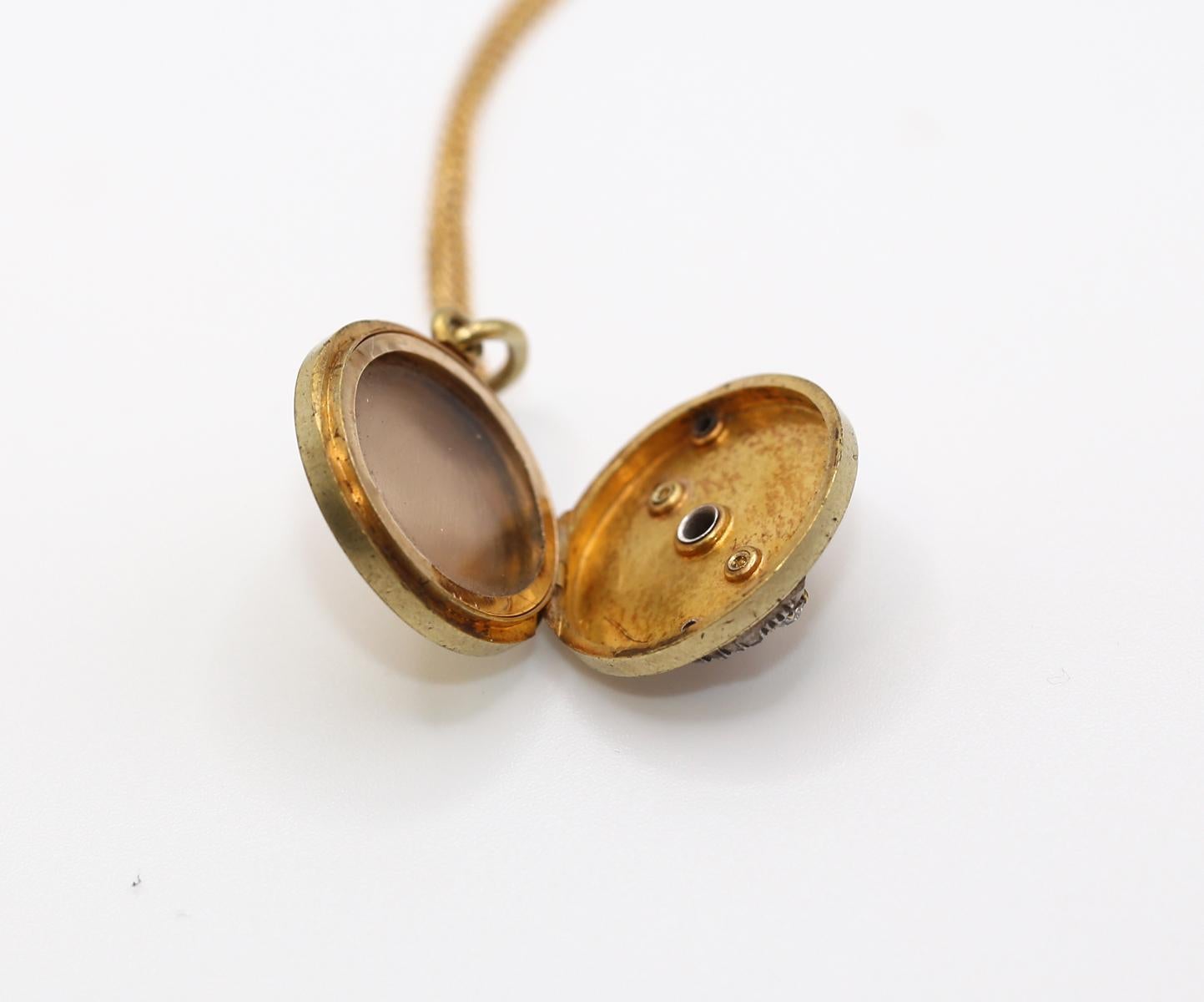 Antique Russian Gold Locket Pendant with FW Hallmark, 1910 For Sale 1