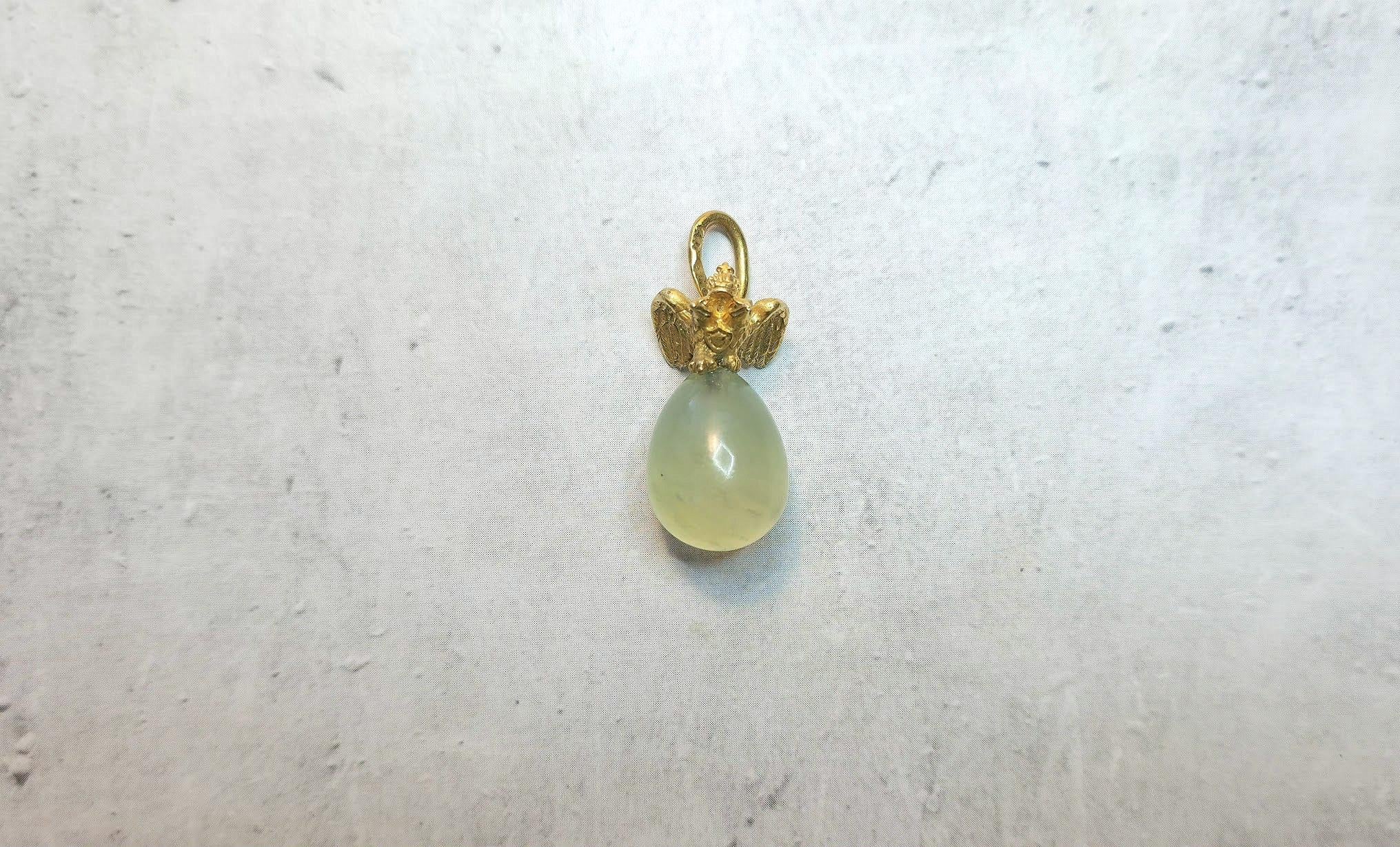 Wir präsentieren Ihnen einen wunderschönen Ei-Anhänger in Form eines vergoldeten Miniatur-Silberadlers mit zwei Köpfen. Das Ei selbst besteht aus Bowenit-Stein, und der Doppeladler ist aus vergoldetem Silber im Wert von 84 Reichstalern