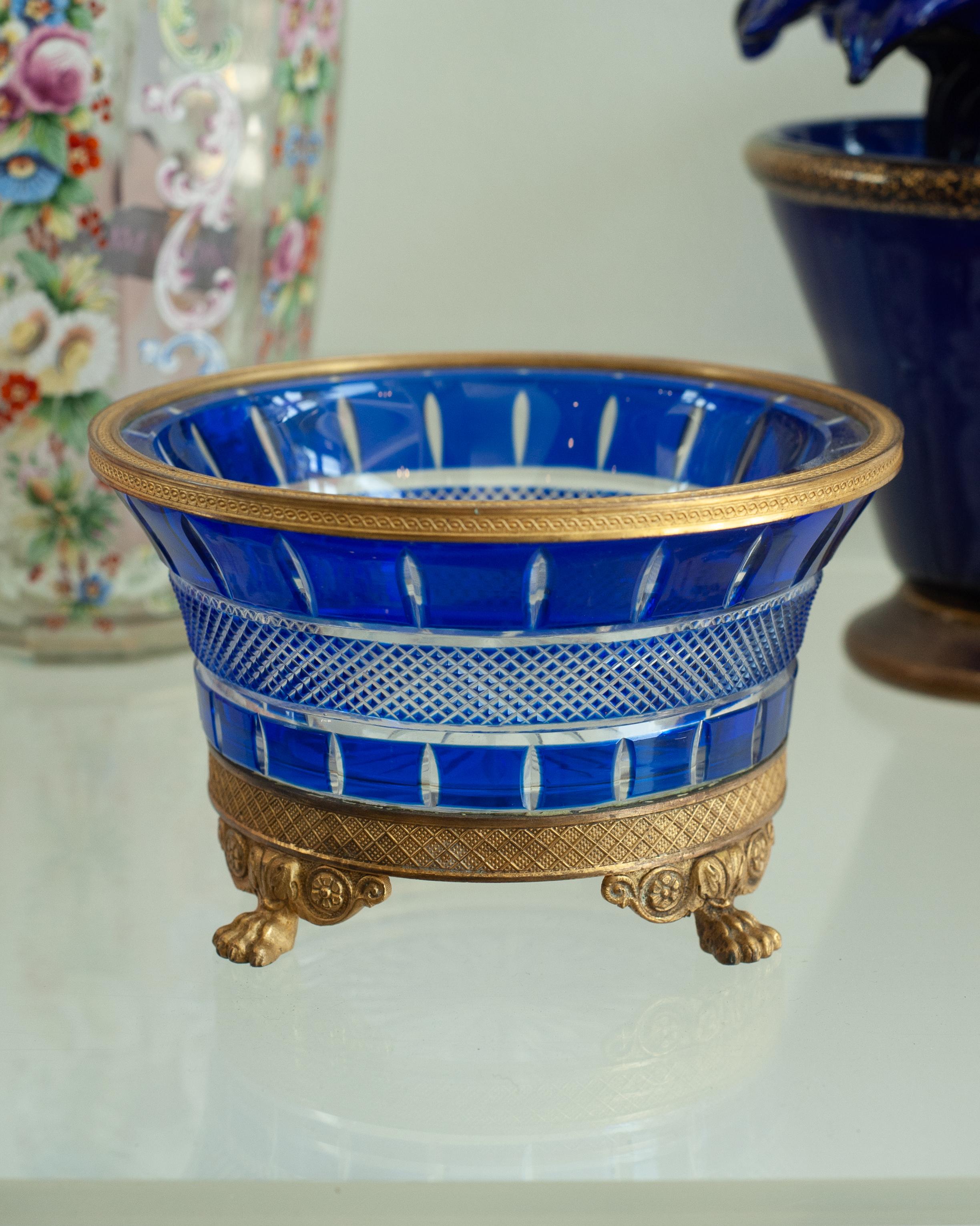 Cette exquise coupe impériale russe en bleu de cobalt et cristal clair taillé, vers 1890, est une remarquable pièce d'artisanat, qui témoigne de l'opulence et du souci du détail caractéristiques du design impérial russe. La couleur bleu cobalt du
