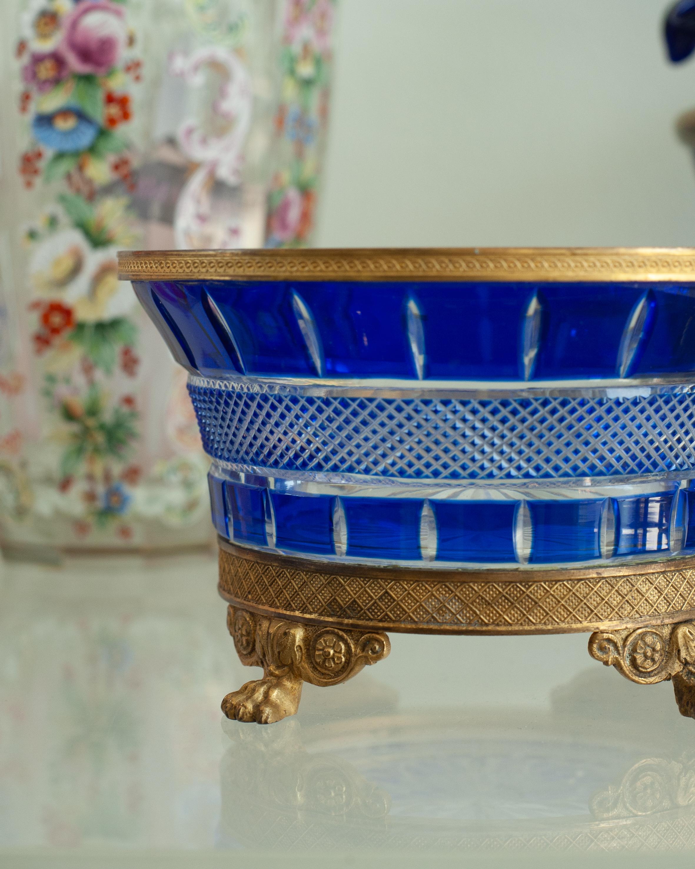 Bol russe impérial ancien en cristal bleu cobalt taillé et monté sur bronze Bon état - En vente à Toronto, ON
