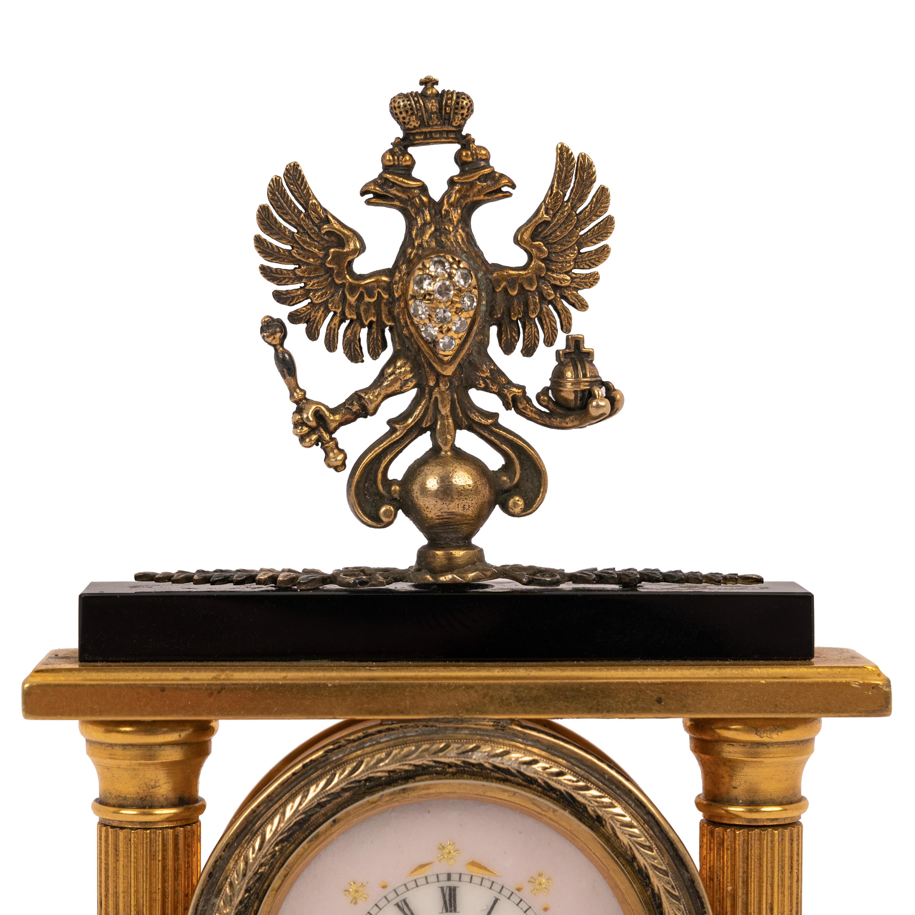 Wichtige antike russische kaiserliche Faberge Silber vergoldet Chalzedon (schwarzer Onyx) Diamant Miniatur Schreibtischuhr, von Meister Feodor Afanassiev (1870-1927), die Uhr um 1900.
1883 zog Afanasiev nach St. Petersburg und wurde in der Werkstatt
