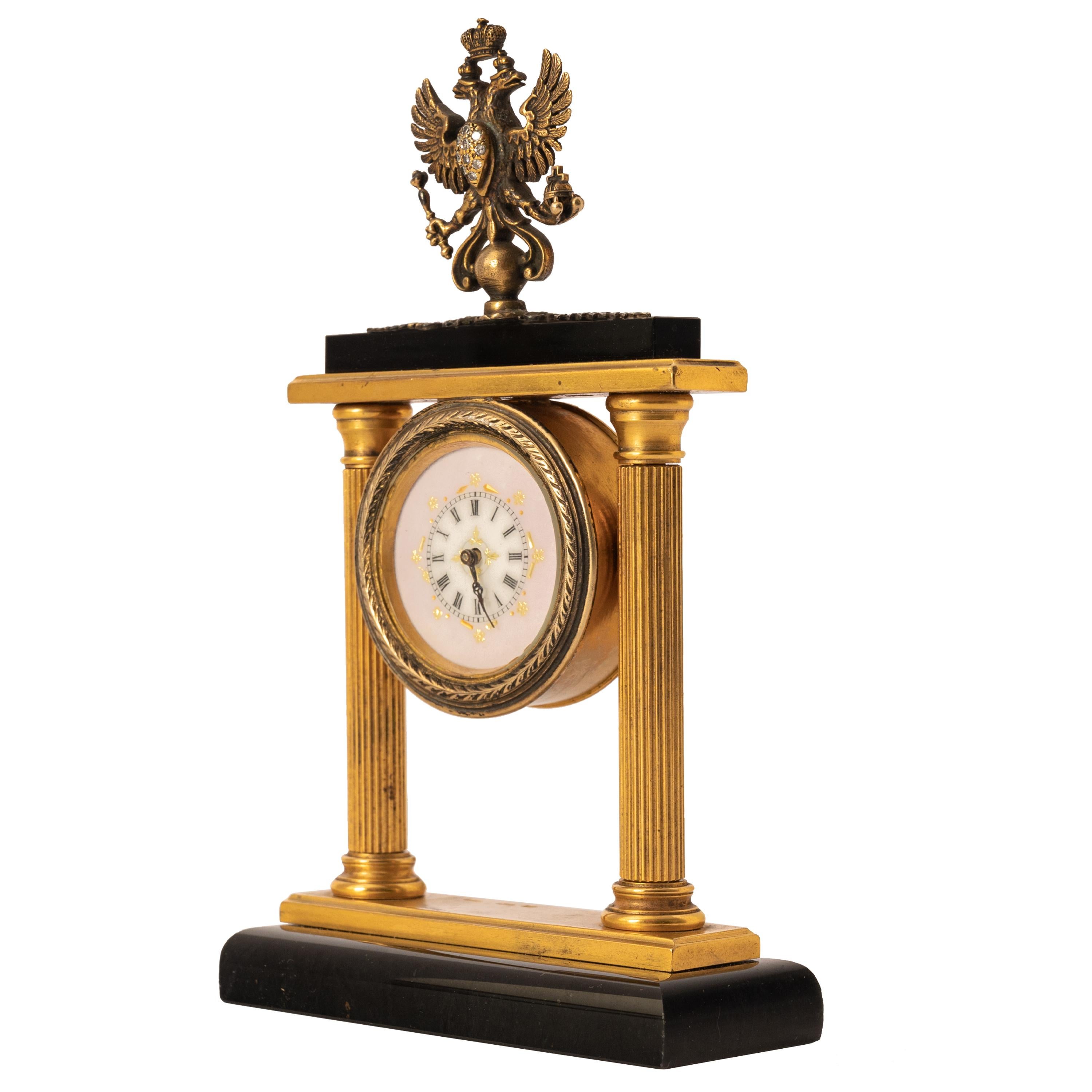 Pierre précieuse Ancienne horloge impériale russe Peter Carl Faberge en argent doré avec diamant 8 jours 1900 en vente