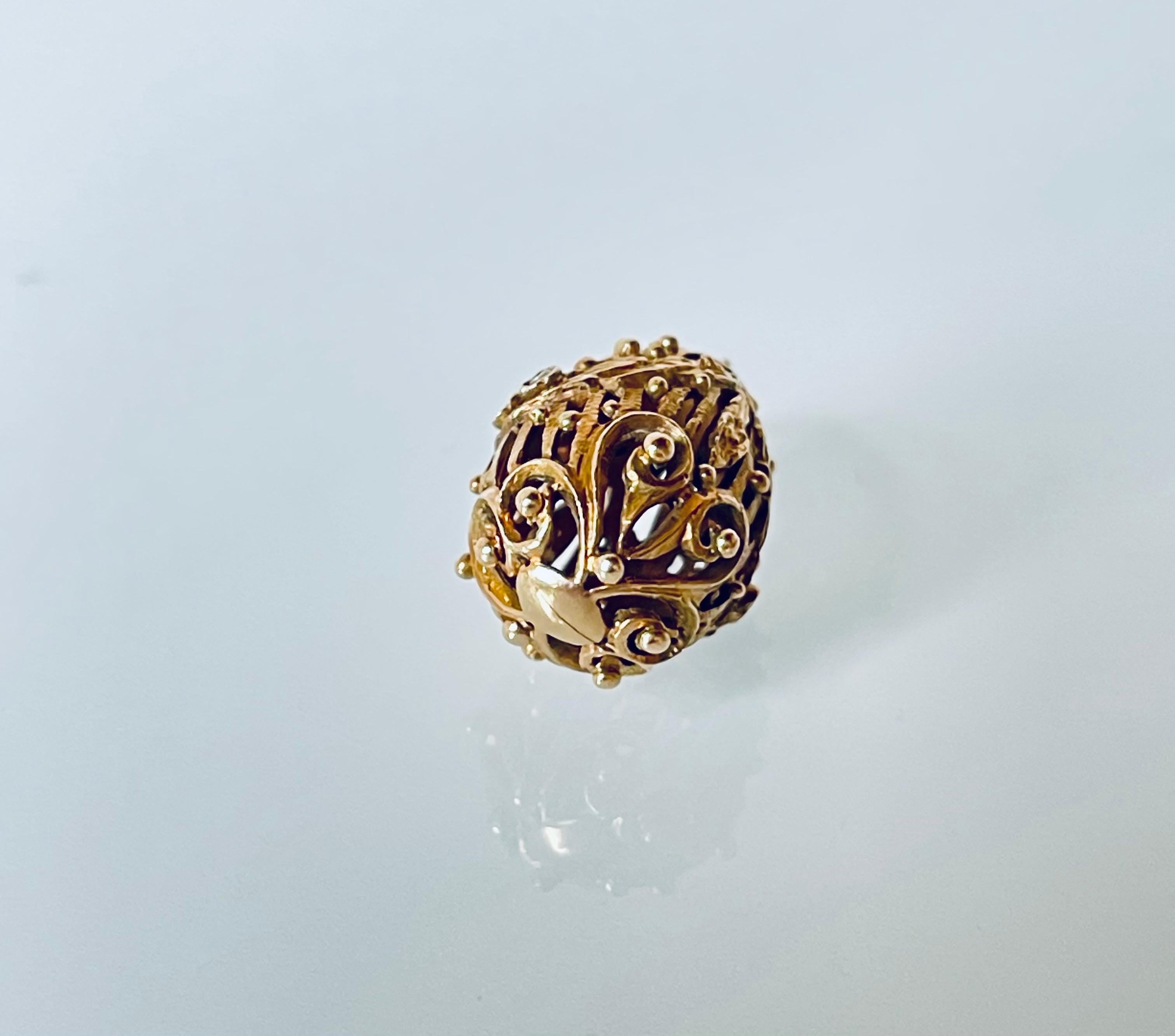 Antiguo colgante imperial ruso de oro enjoyado y diamantes en forma de huevo, muy bien elaborado con un motivo calado y de volutas con granulación y guirnaldas aplicadas y realzado por 2 pequeños diamantes. Este colgante antiguo proviene de una