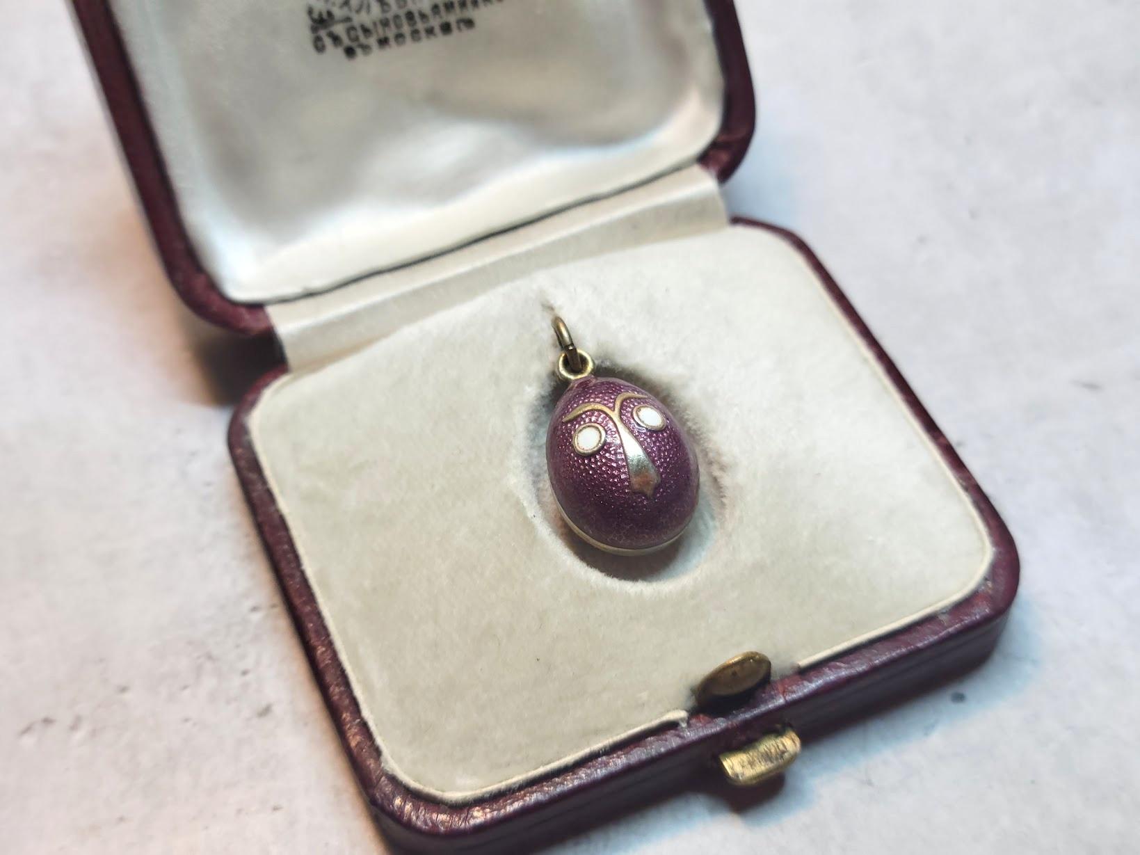 Pendentif œuf russe impérial ancien en émail guilloché en vente 5