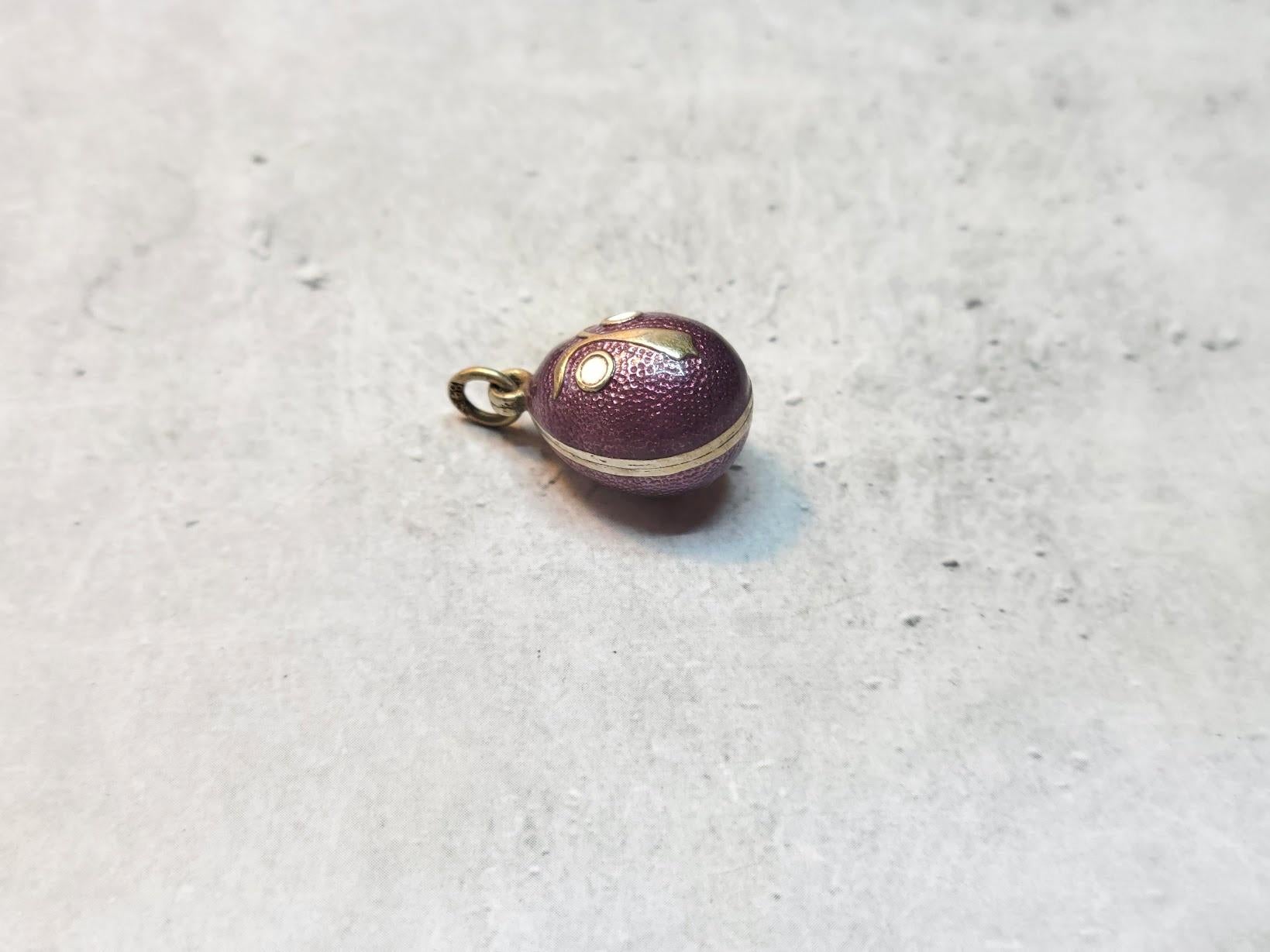 Pendentif œuf russe impérial ancien en émail guilloché Excellent état - En vente à Chesterland, OH