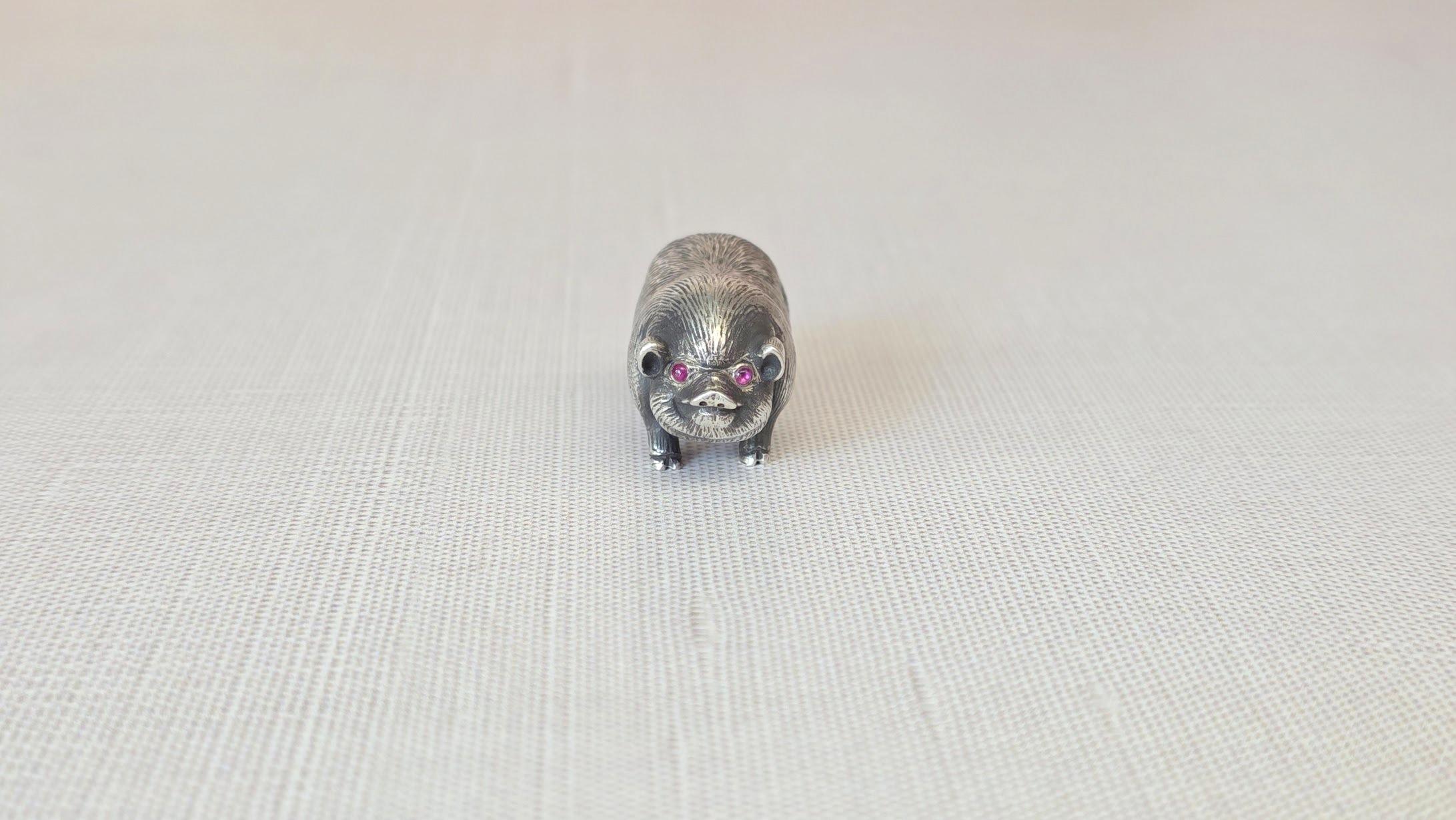 Cabochon Antico mini maiale d'argento russo imperiale con occhi di rubino di Julius Rappoport in vendita