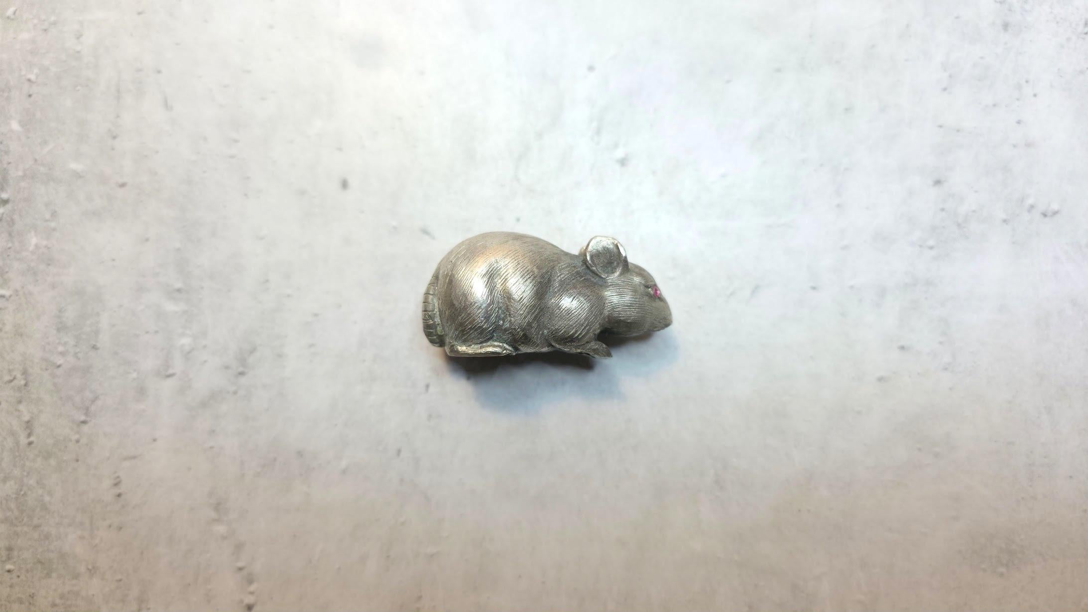 Voici une adorable petite souris en argent ancien avec des yeux en rubis, créée pour la cour impériale russe par l'un des meilleurs joailliers de Carl Fabergé, Julius Rappoport.

Julius Rappoport a créé la plupart des élégantes et amusantes