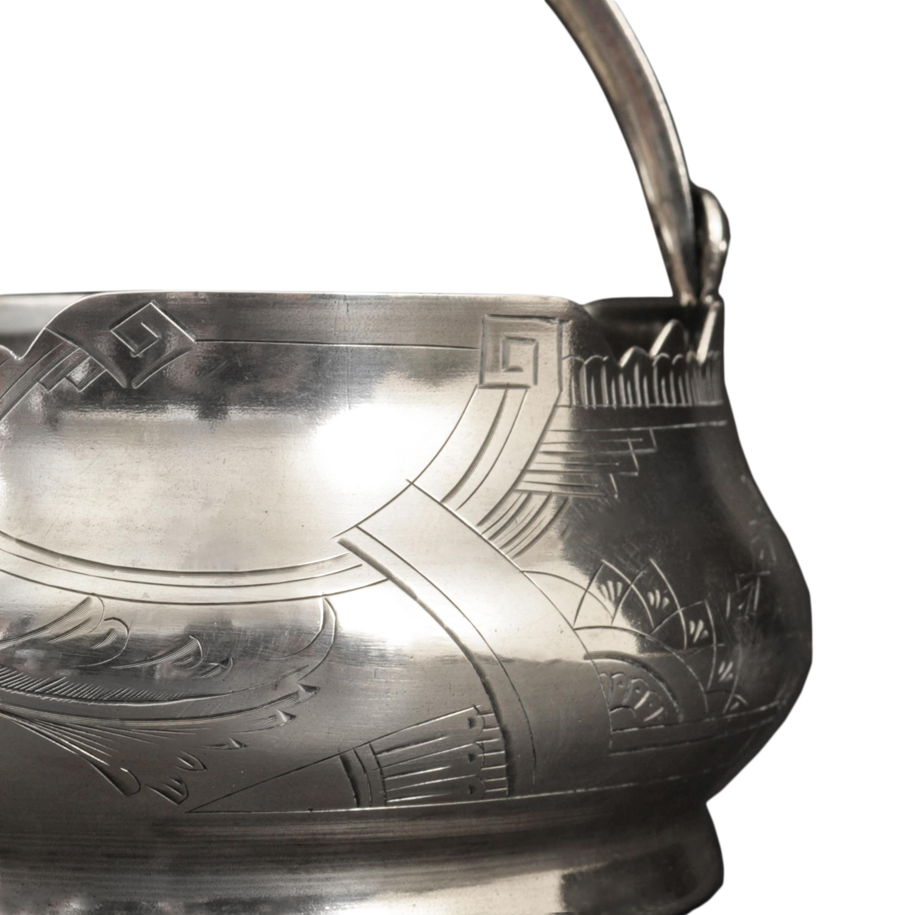 Antigua cesta imperial rusa de plata con asa oscilante BonBon Moscú Kokoshnik 1910 principios del siglo XX en venta