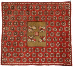 Antico tappeto quadrato russo Karabagh con stile tradizionale e moderno