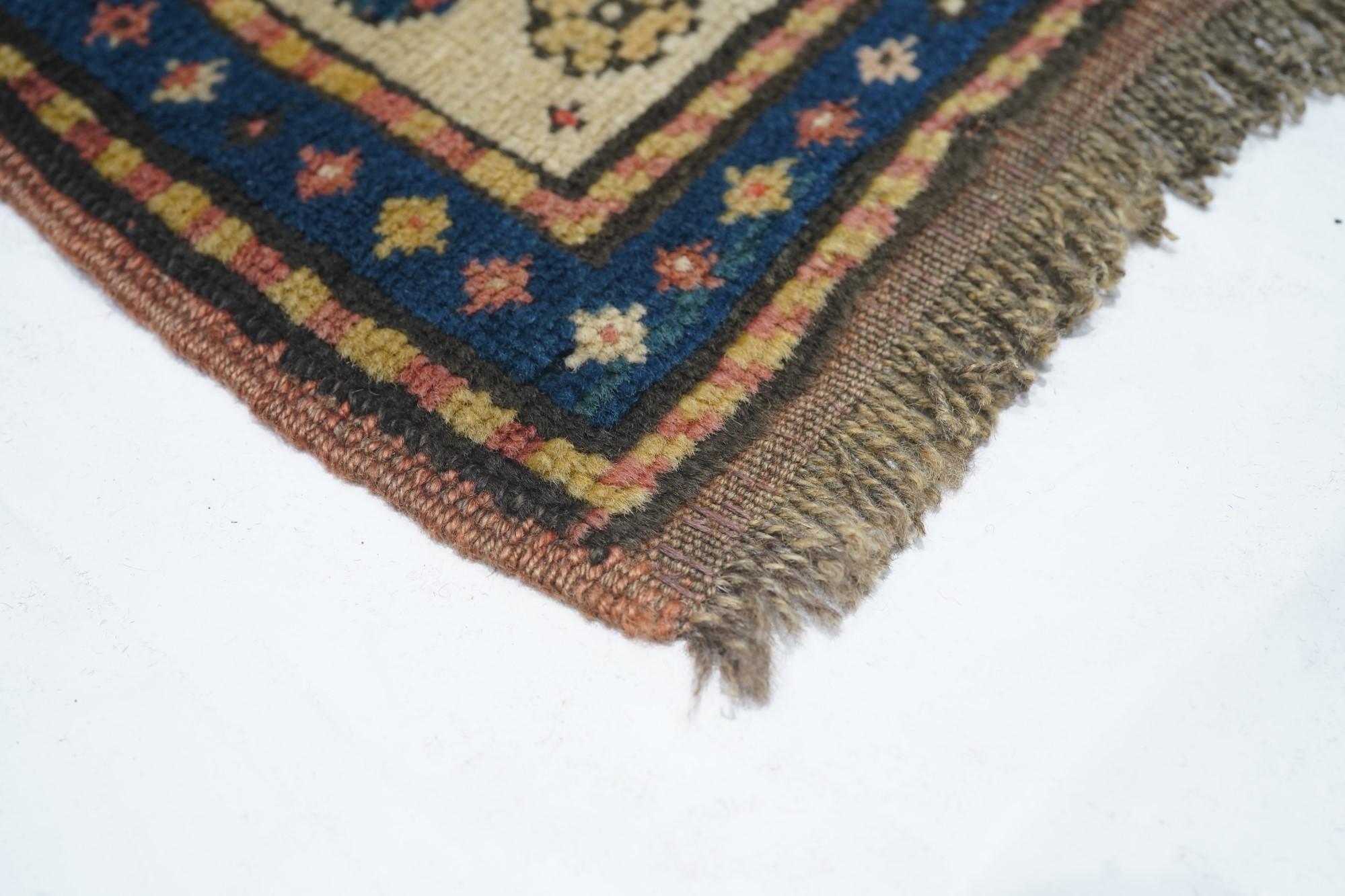 Antiker russischer Kazak-Teppich 3'11'' x 8'7'' im Zustand „Gut“ im Angebot in New York, NY