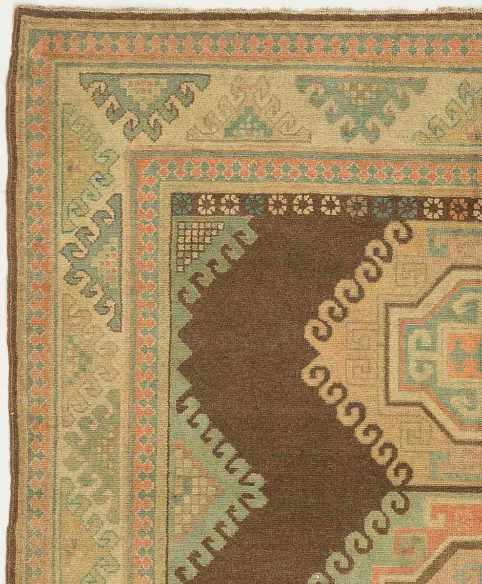 Perse Tapis russe ancien de Kazak avec médaillons géométriques beiges et verts en vente